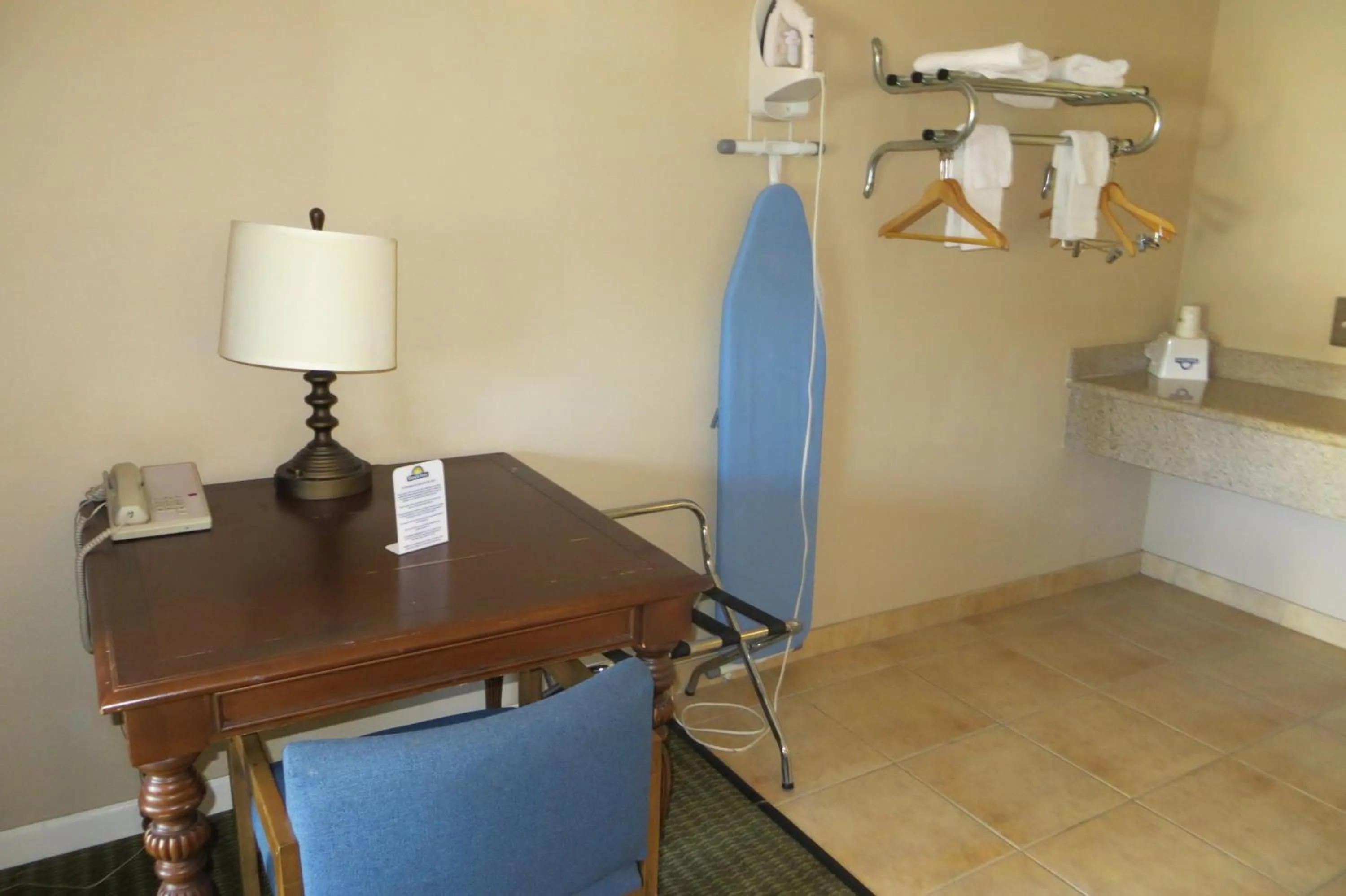 Dining area in American Inn Stockton