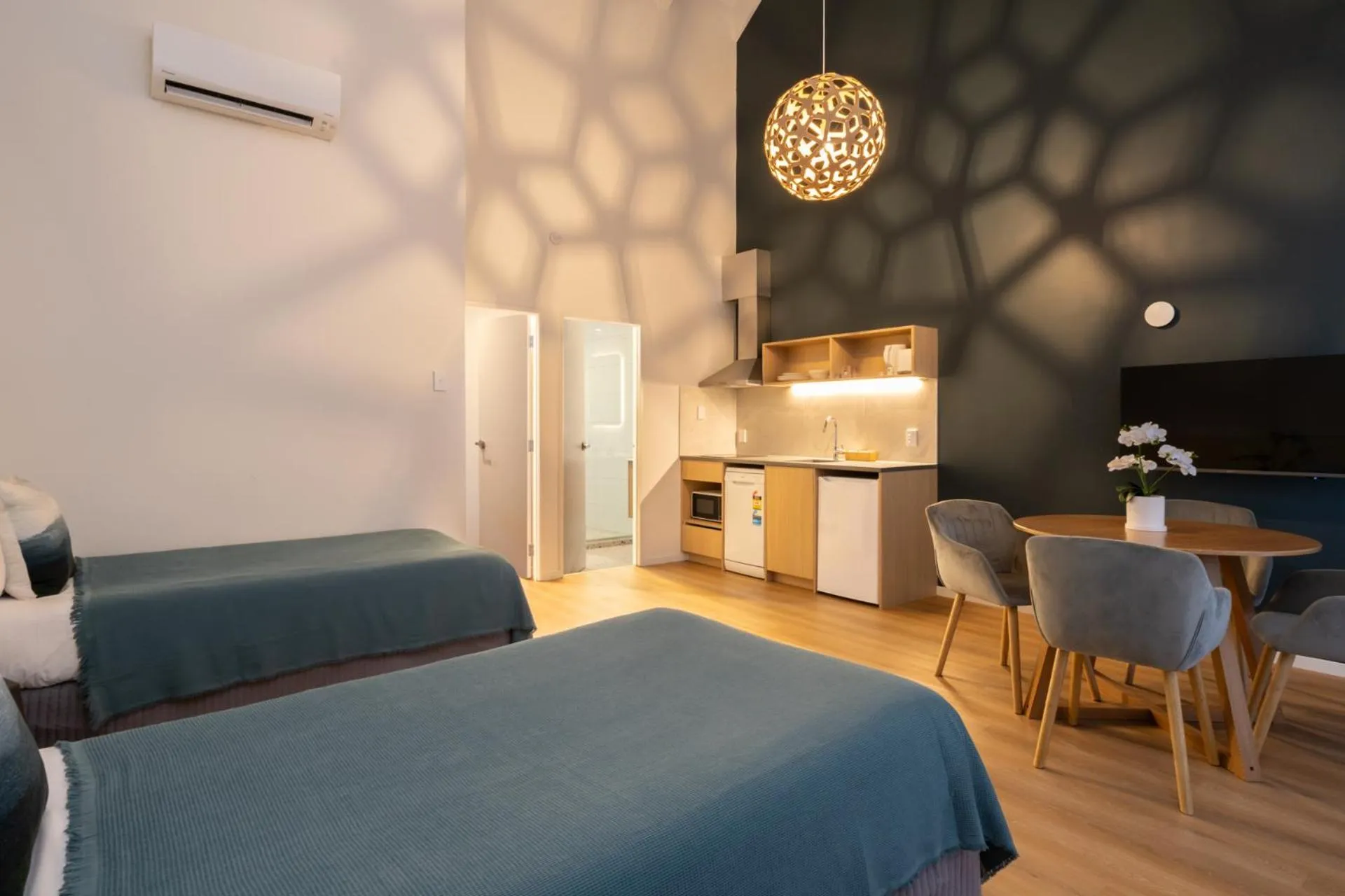 Photo of the whole room, Bed in Mt Wellington Motel