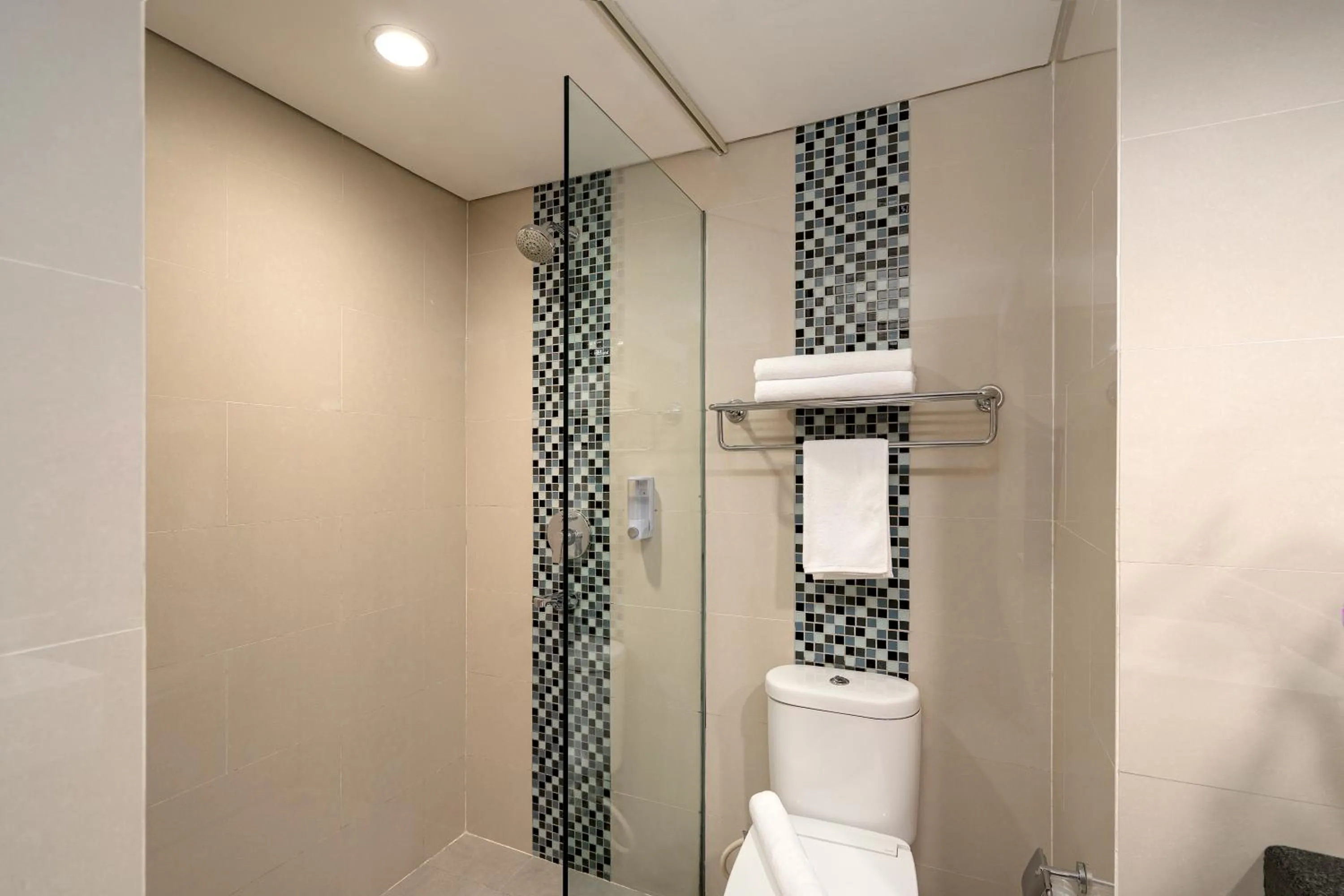 Shower in BATIQA Hotel & Apartments Karawang