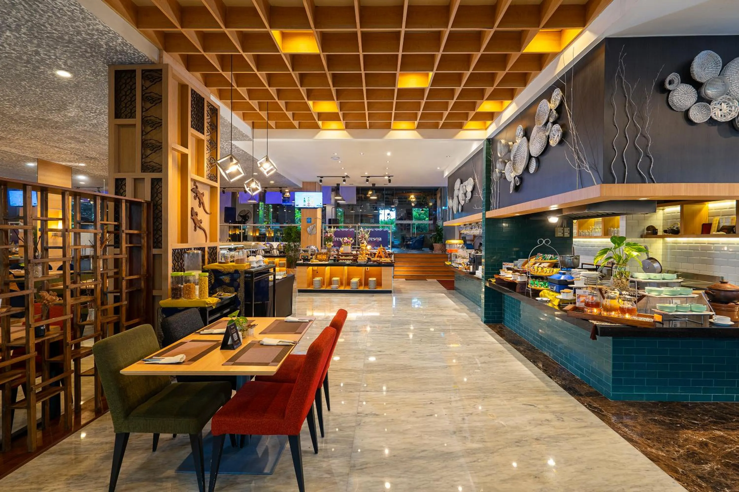 Restaurant/places to eat in BATIQA Hotel & Apartments Karawang