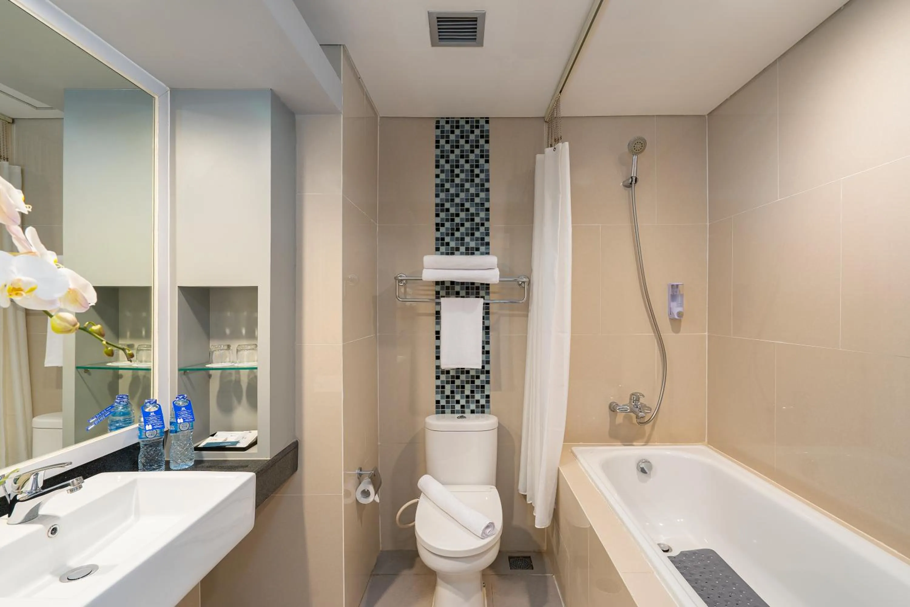 Shower in BATIQA Hotel & Apartments Karawang