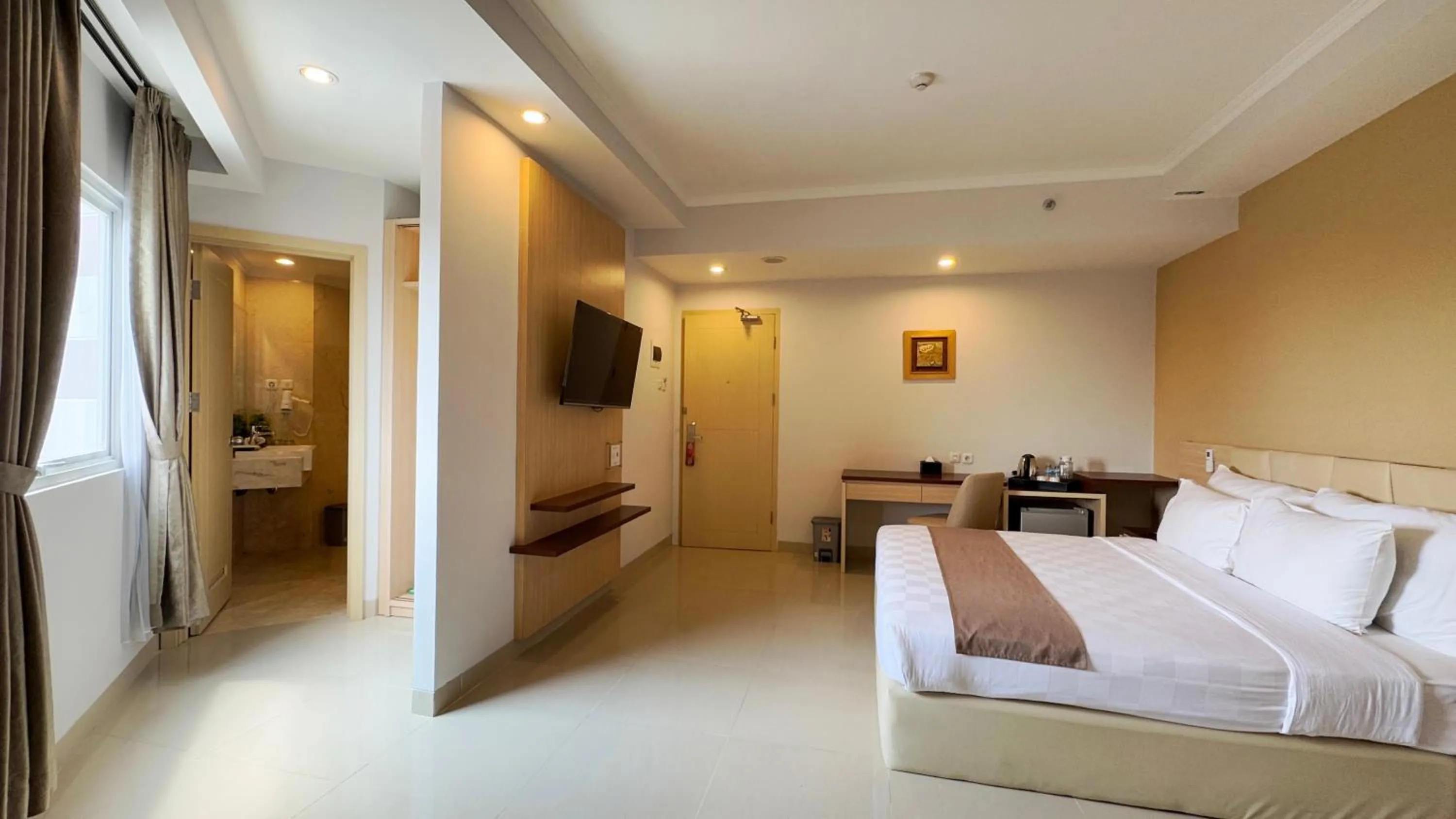 Bedroom, Bed in Lorin Syariah Solo Hotel