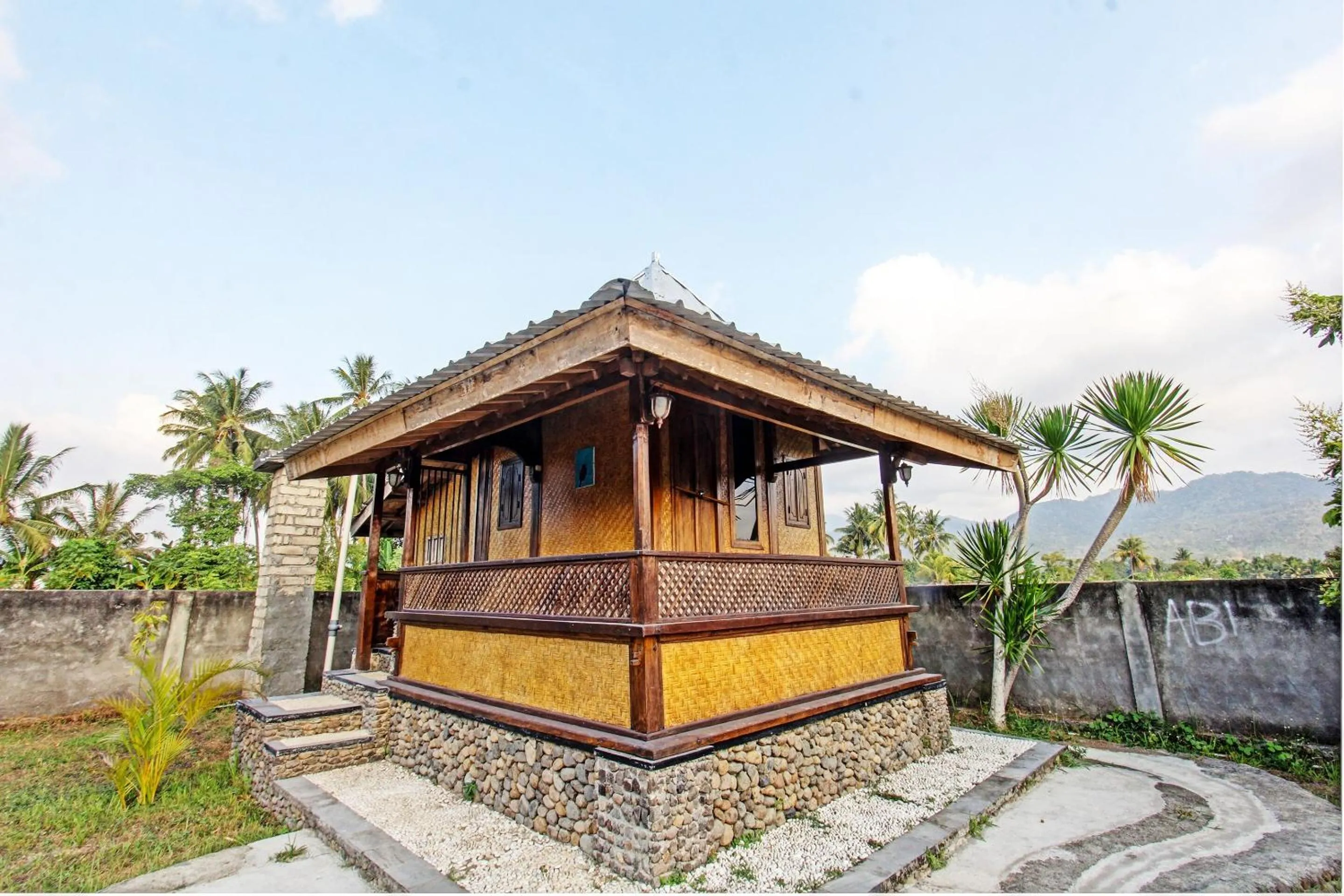 Facade/entrance in OYO 93121 Abi Bungalow & Hostel