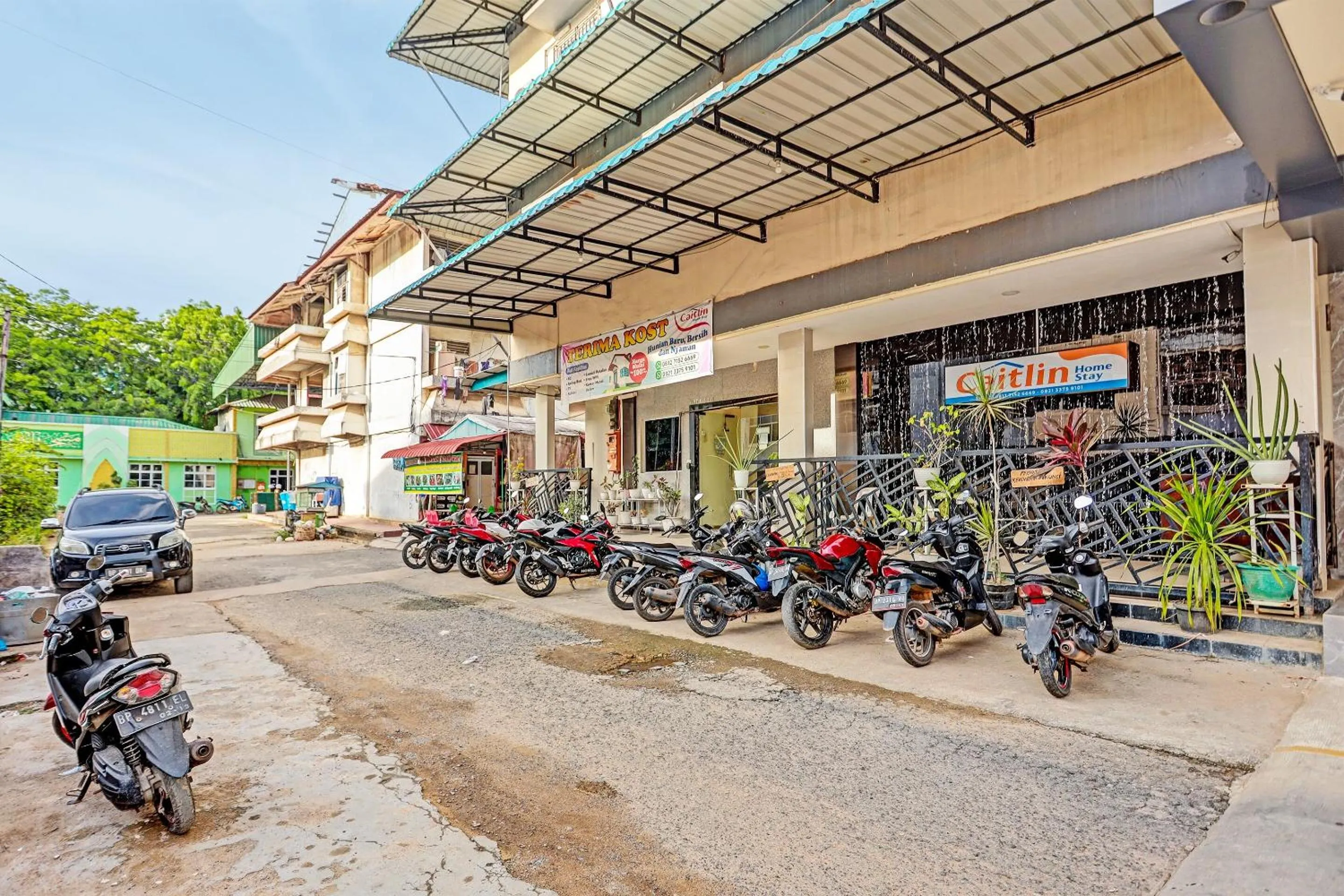 Facade/entrance in OYO 92553 Caitlin Homestay