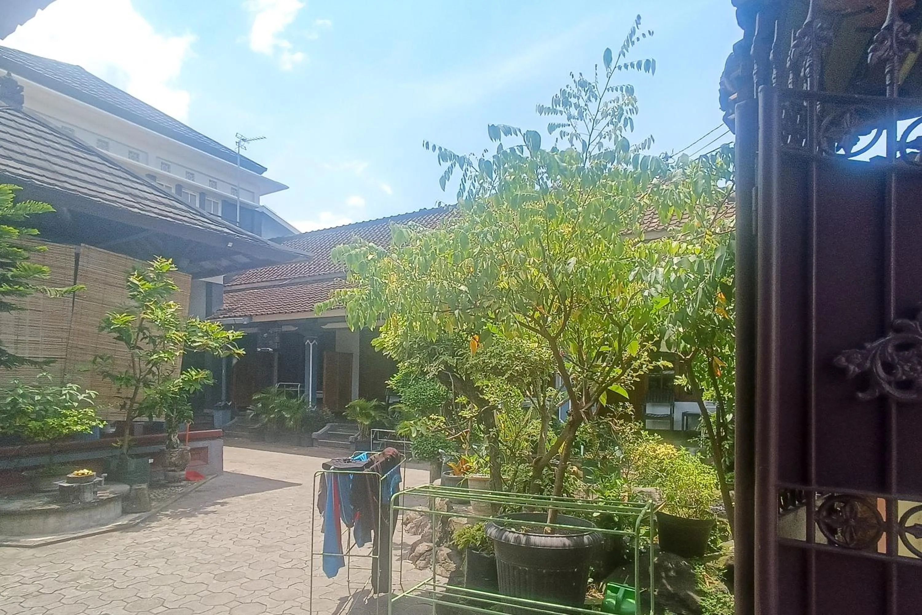 Property building in OYO 92560 Astri Homestay