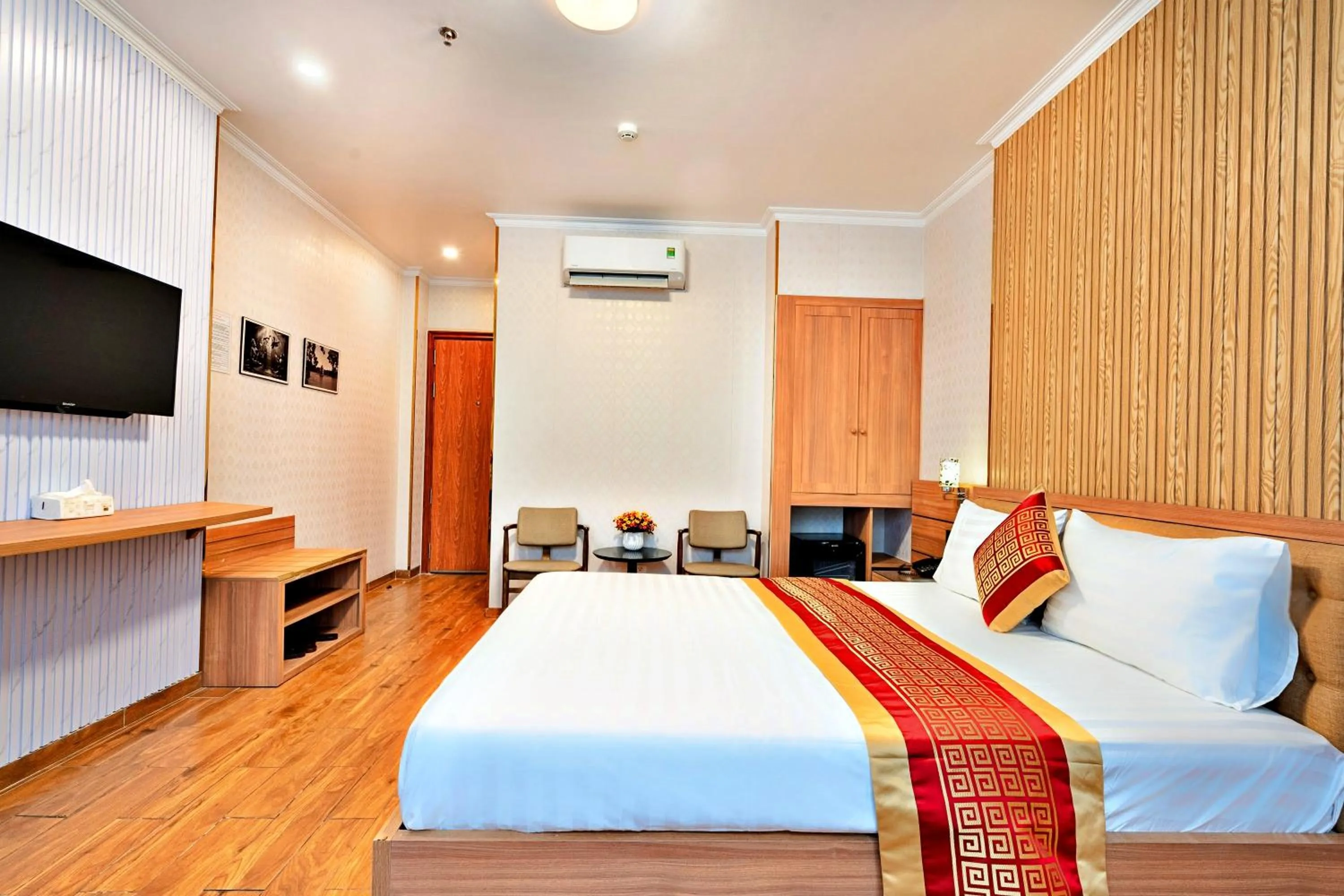 Photo of the whole room, Bed in Luna Saigon Hotel - Bui Vien Walking Street