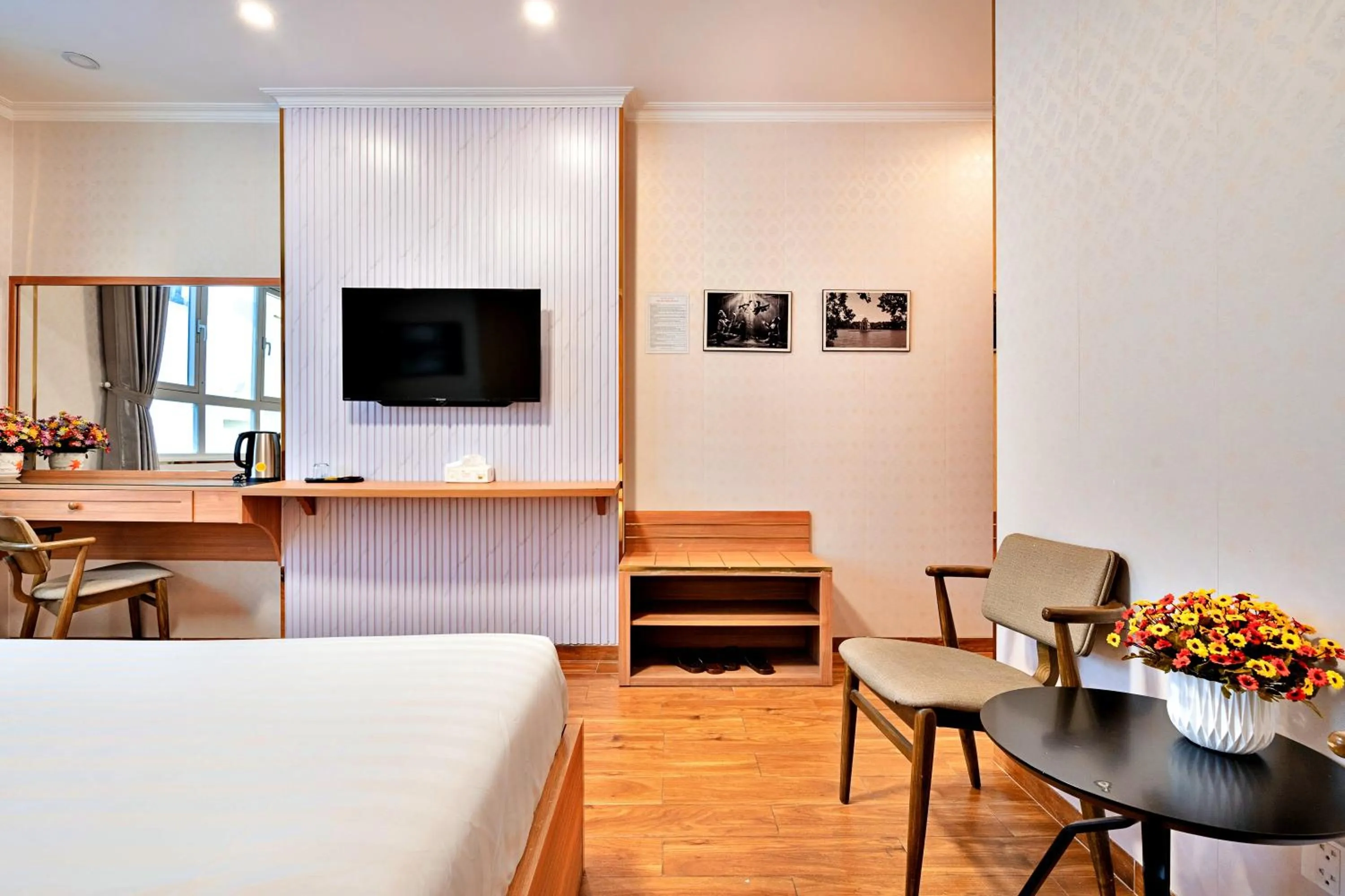 TV and multimedia in Luna Saigon Hotel - Bui Vien Walking Street