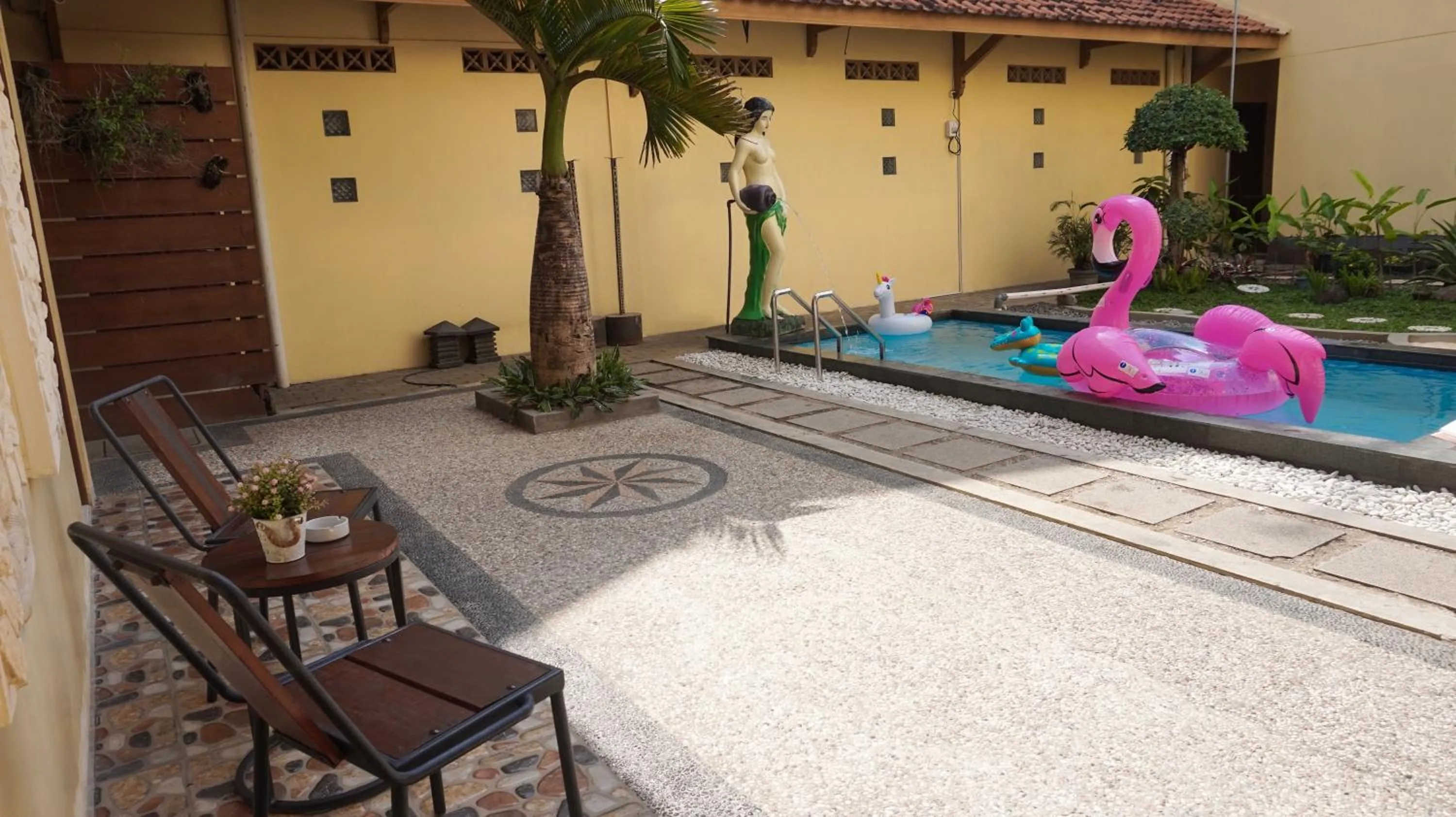 Swimming pool in Roemah Canting Homestay