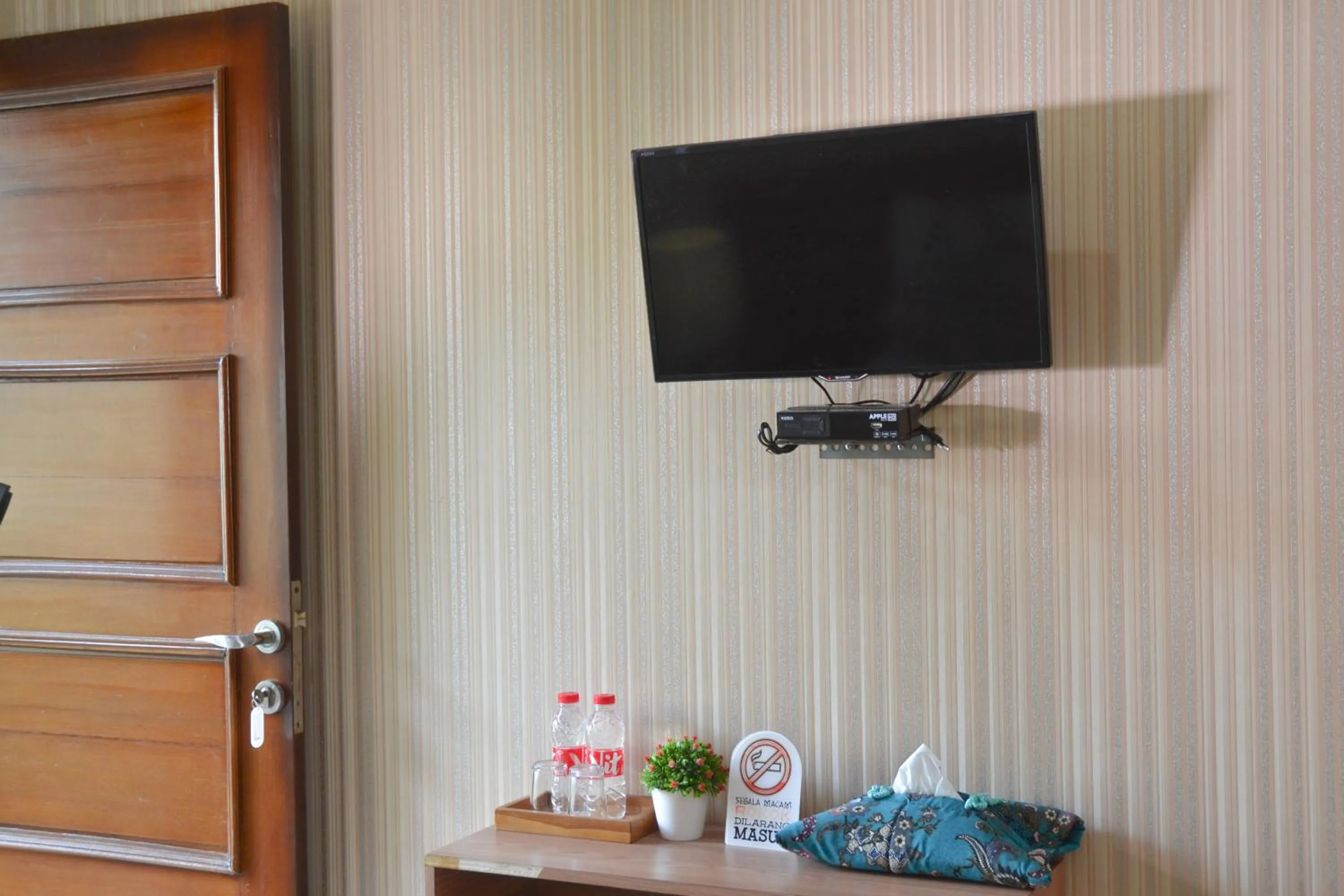 TV and multimedia in Roemah Canting Homestay