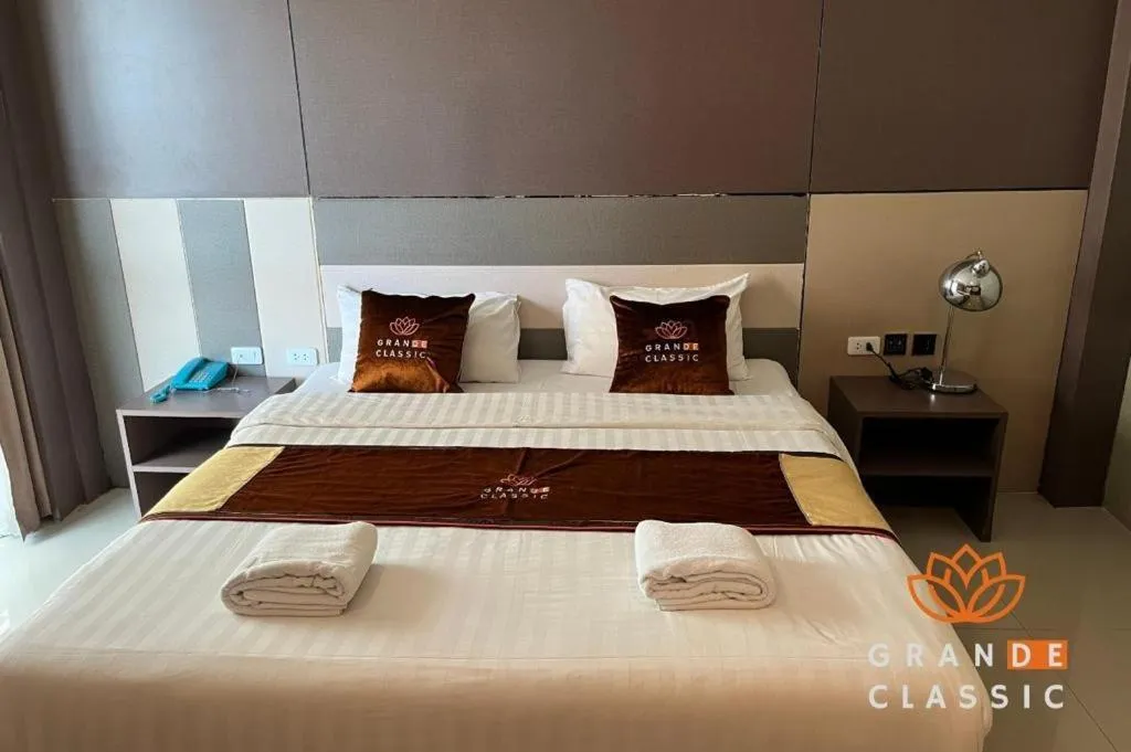 Photo of the whole room, Bed in GranDE Classic Pattaya