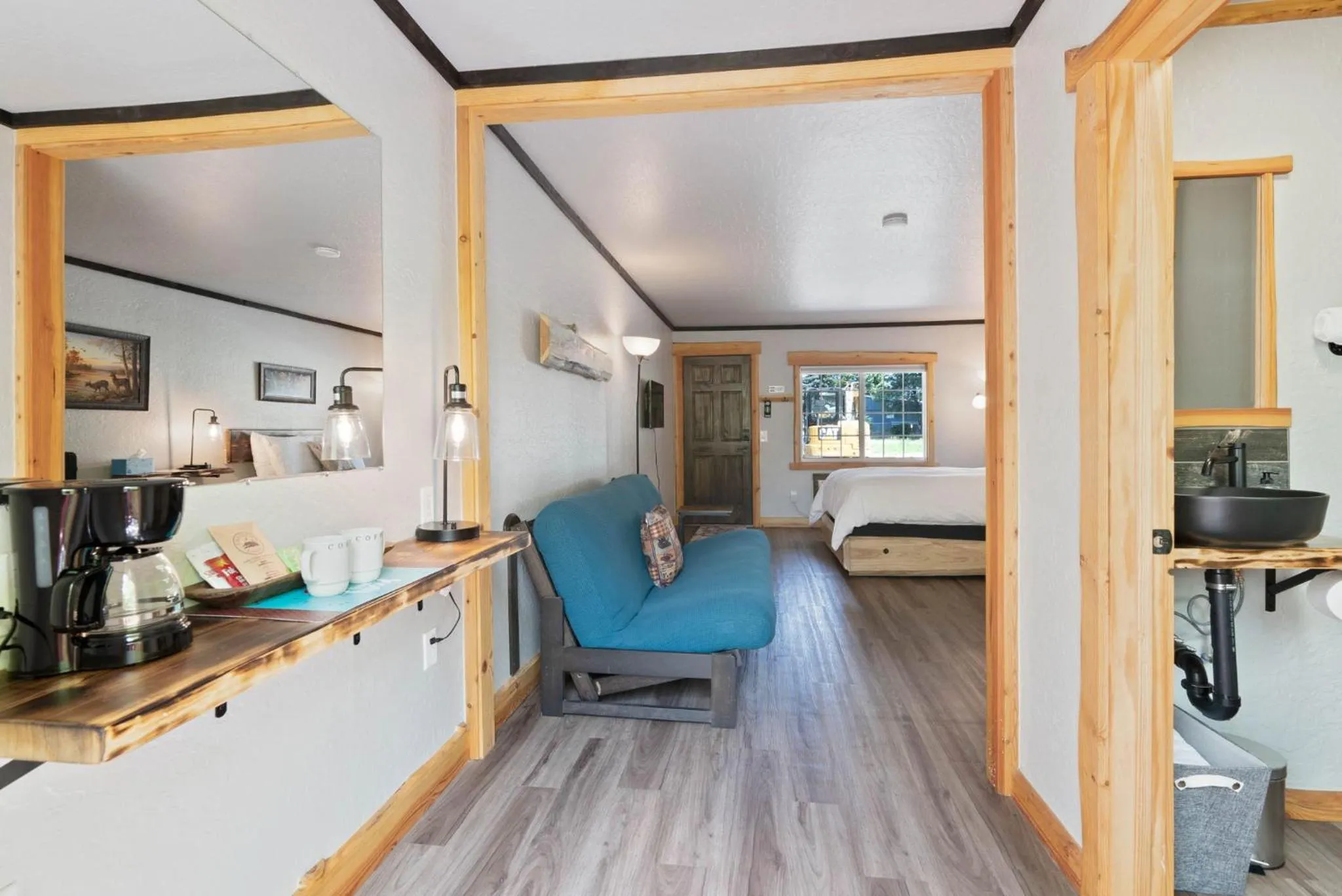 Coffee/tea facilities, Bed in Lake Village Lodge