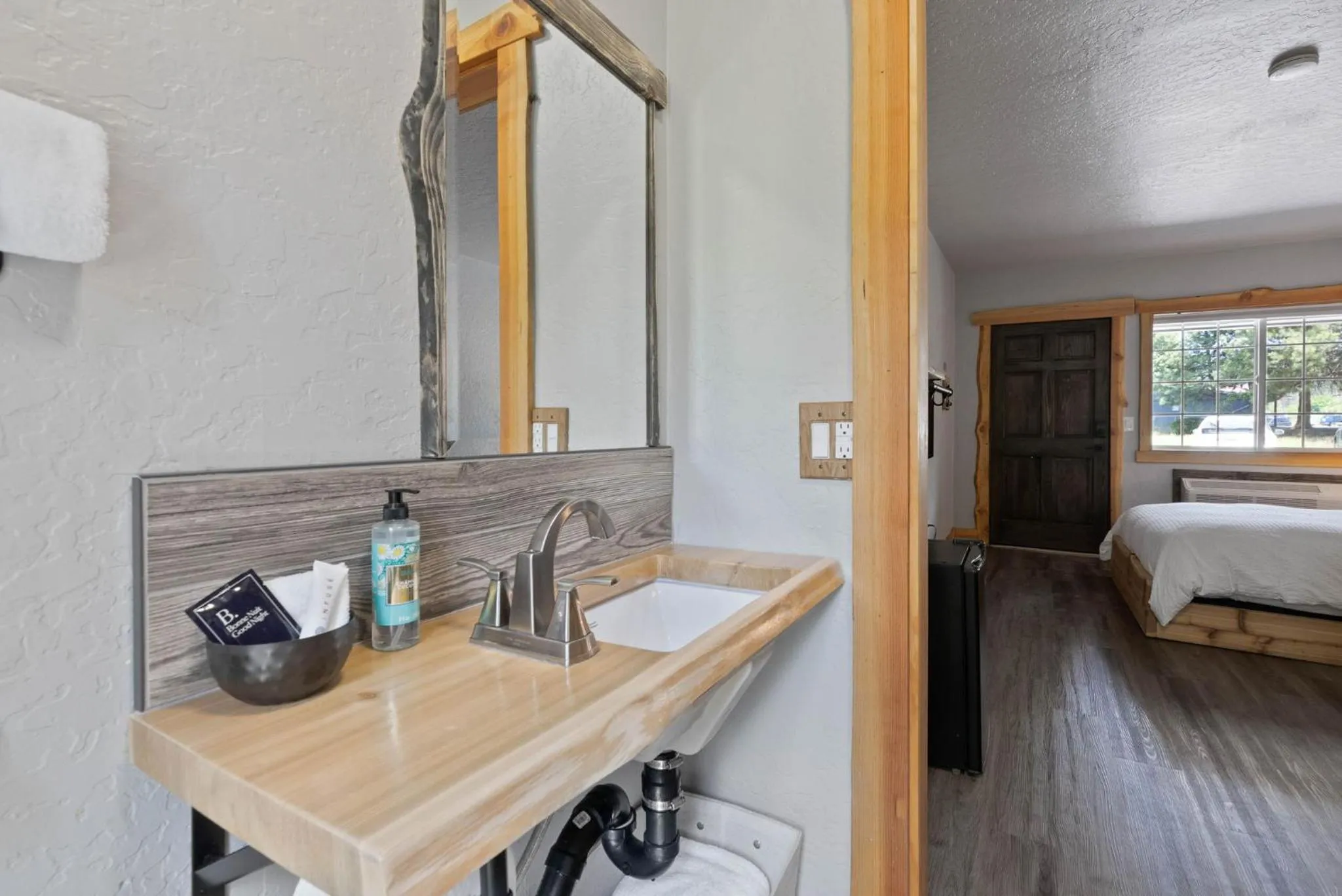 Bathroom, Bed in Lake Village Lodge