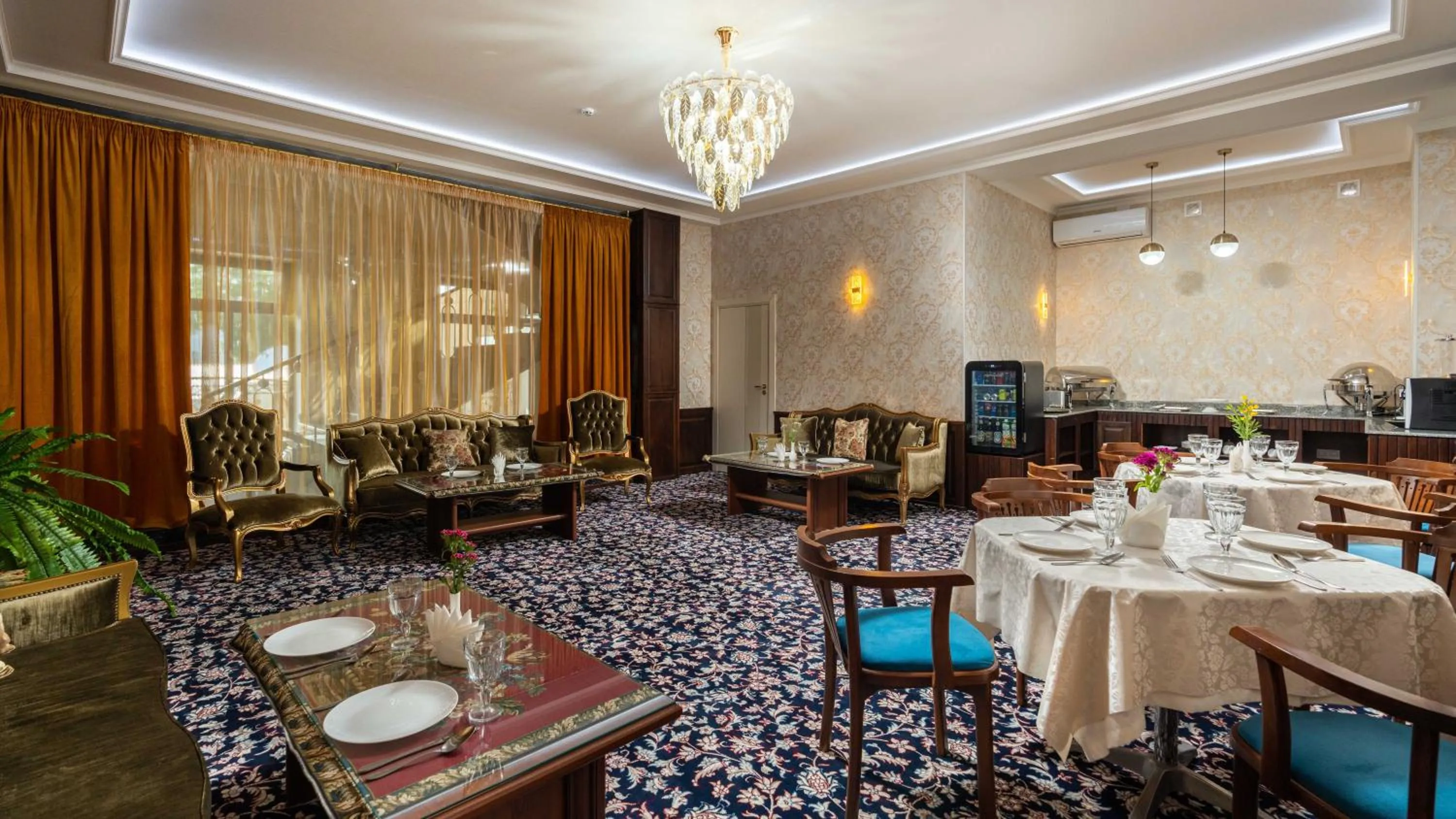 Restaurant/places to eat in Aqua Hotel