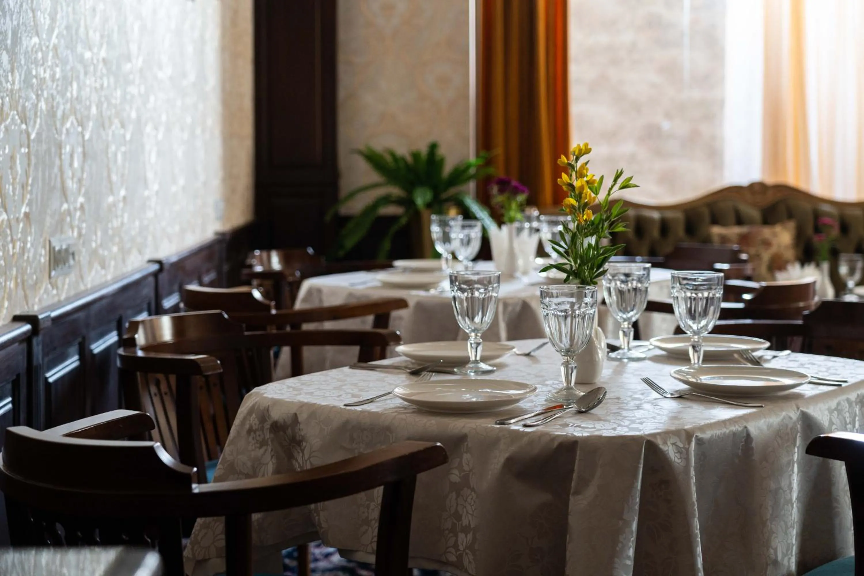 Restaurant/places to eat in Aqua Hotel