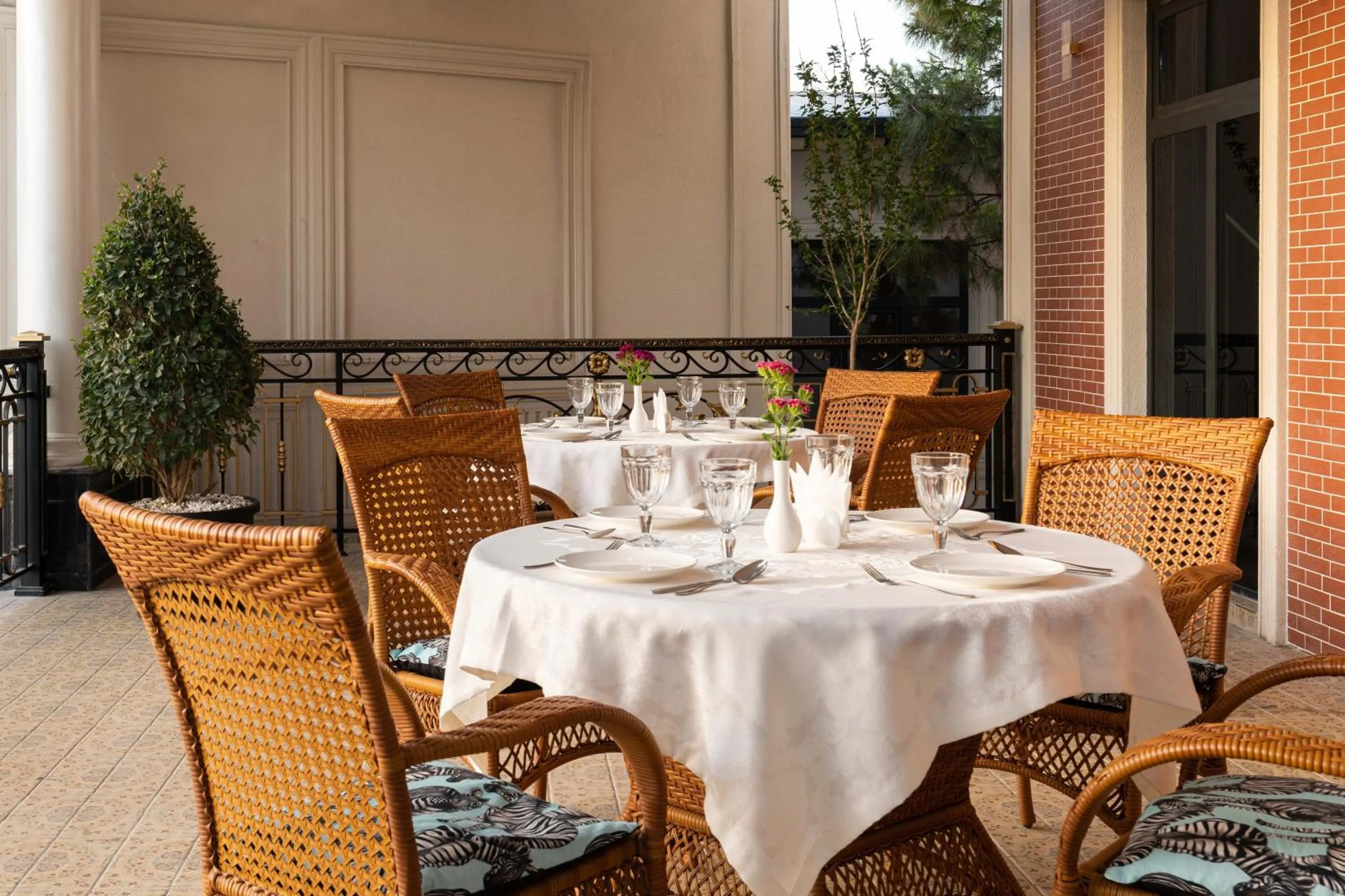 Restaurant/places to eat in Aqua Hotel