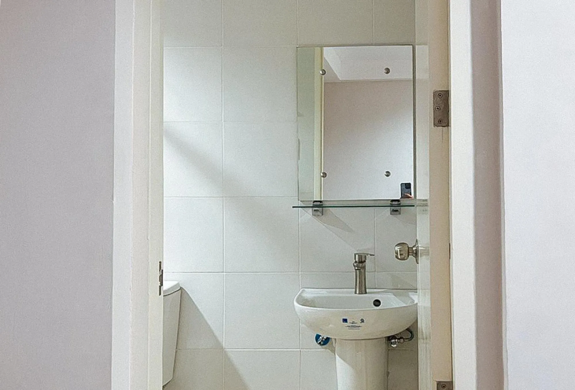 Toilet in Lea Robert Hotel Angeles Pampanga by RedDoorz