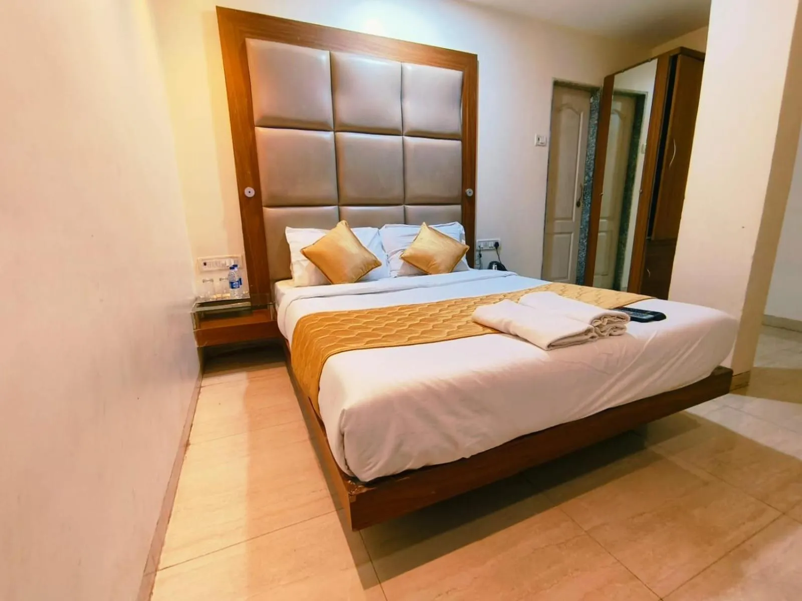 Photo of the whole room, Bed in Apex Hotel