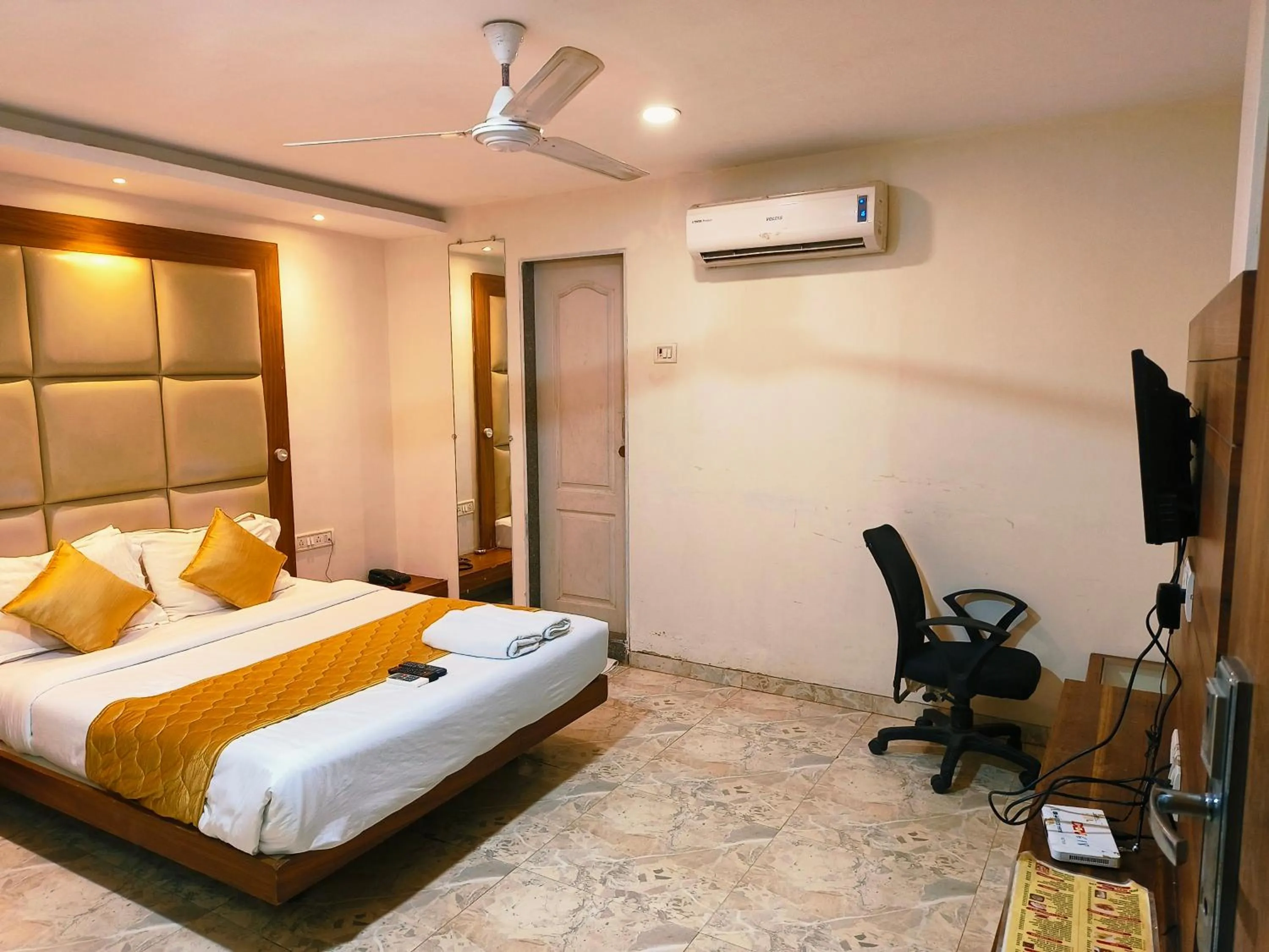 TV and multimedia, Bed in Apex Hotel