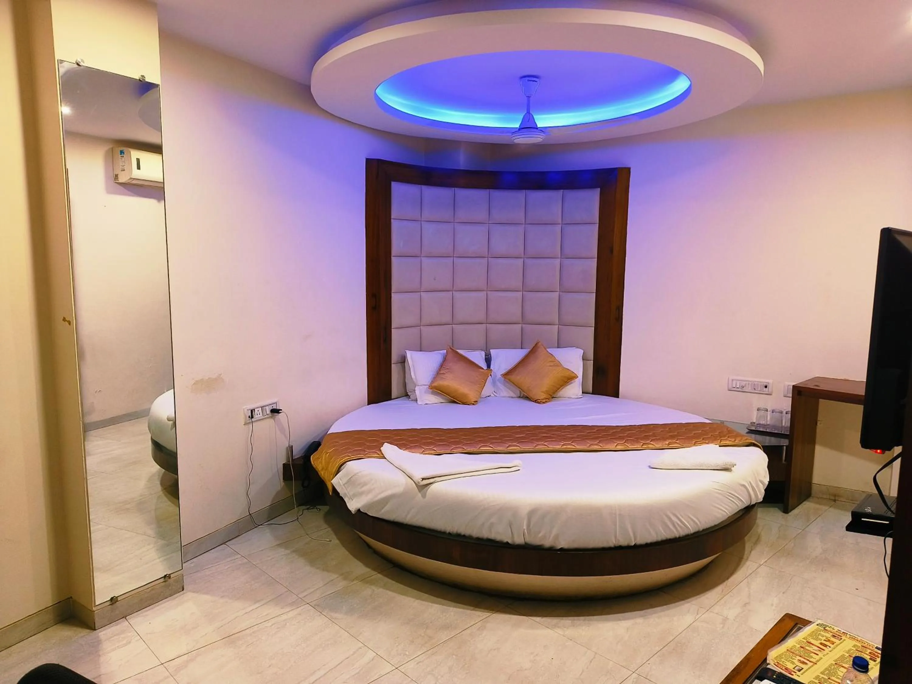 Photo of the whole room, Bed in Apex Hotel