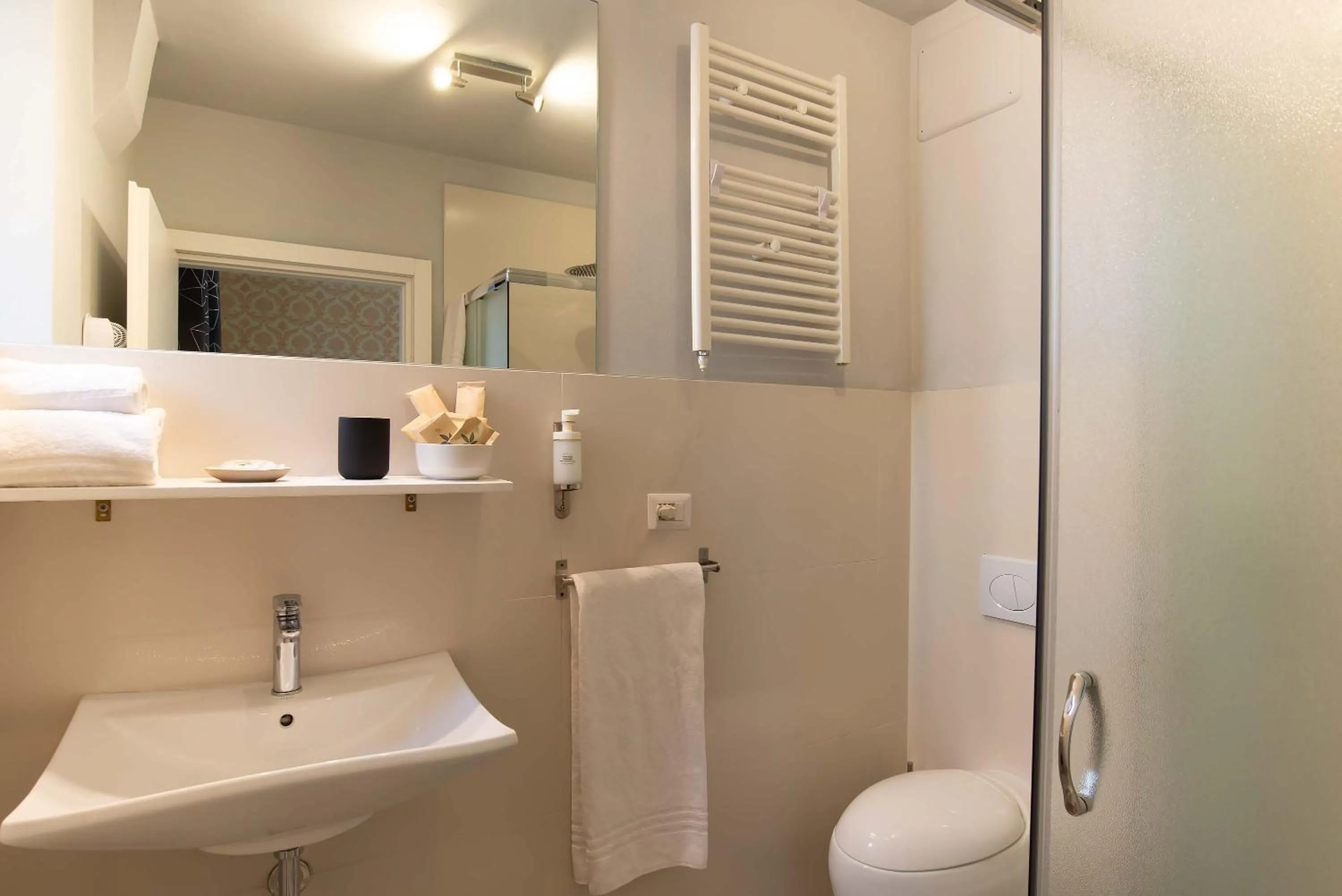 Shower in IL MERCATO CENTRALE B and B