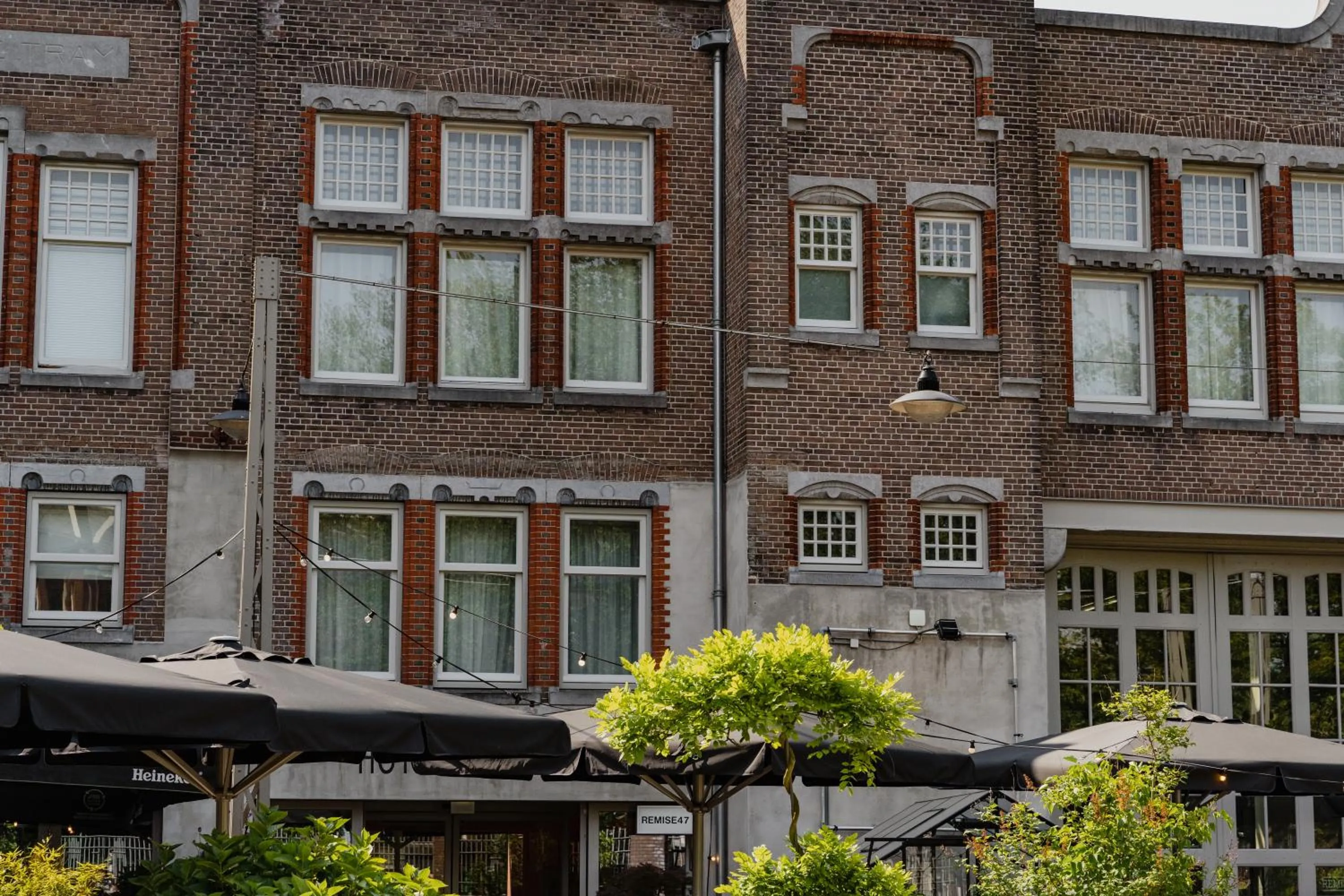 Property building in Hotel De Hallen