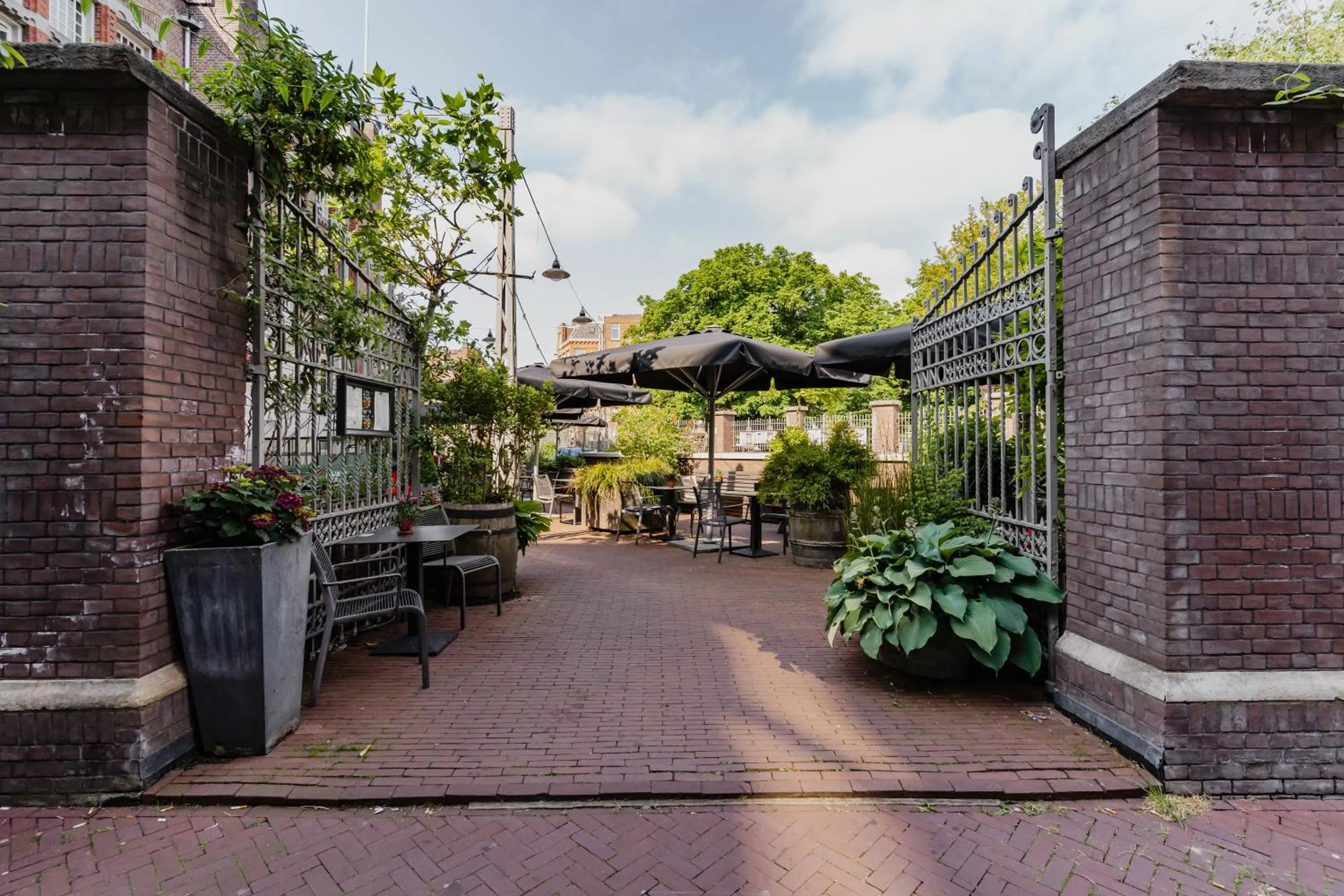 Property building in Hotel De Hallen