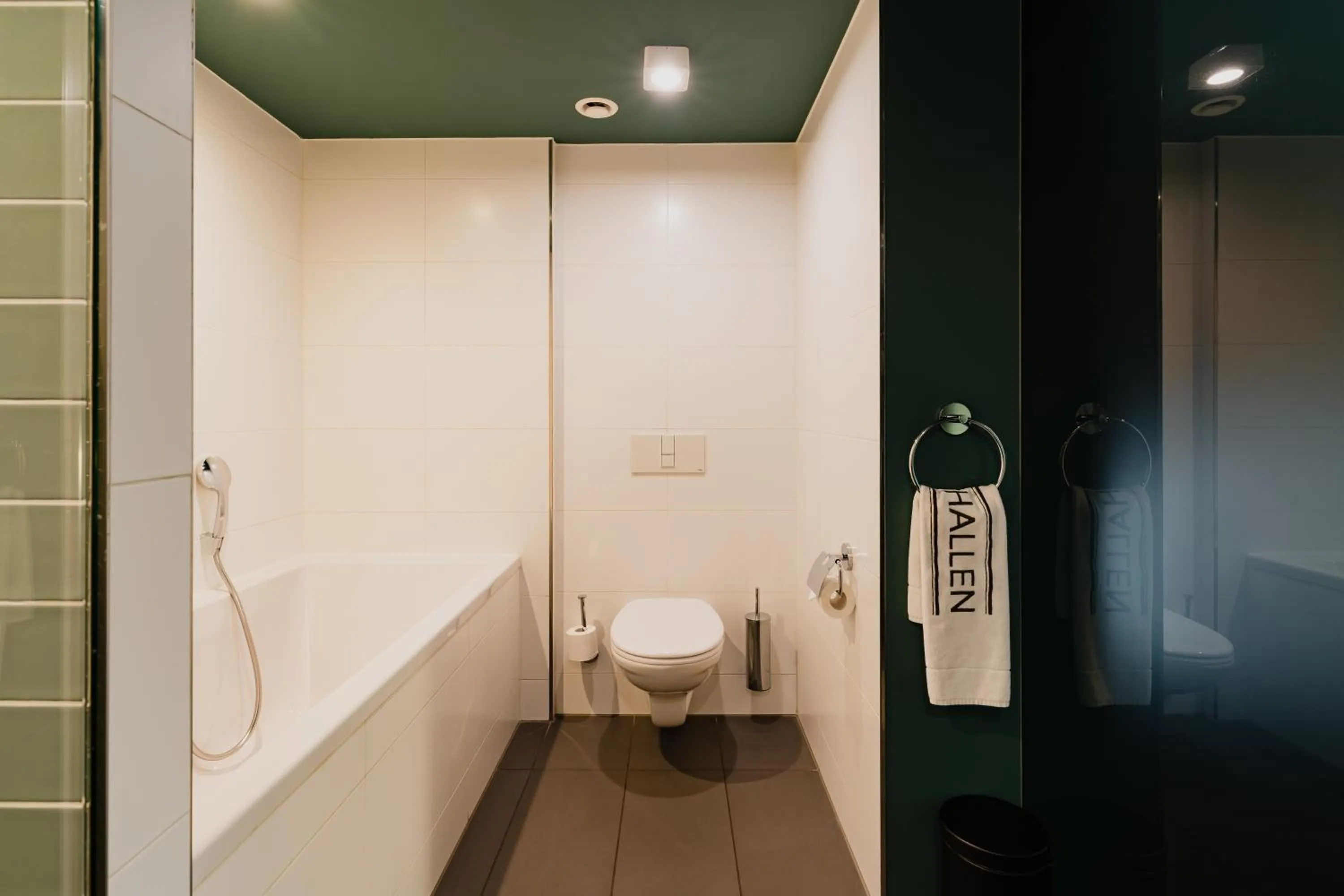 Toilet in Hotel De Hallen