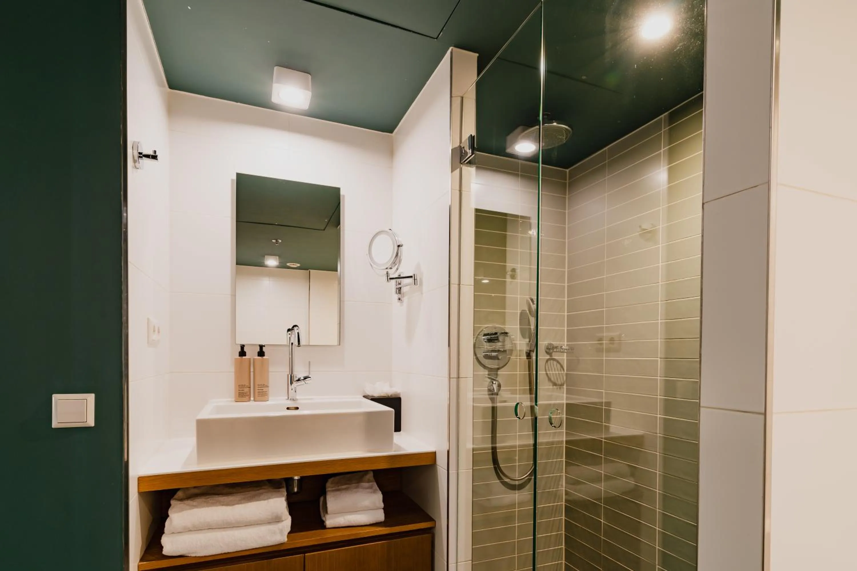 Shower in Hotel De Hallen