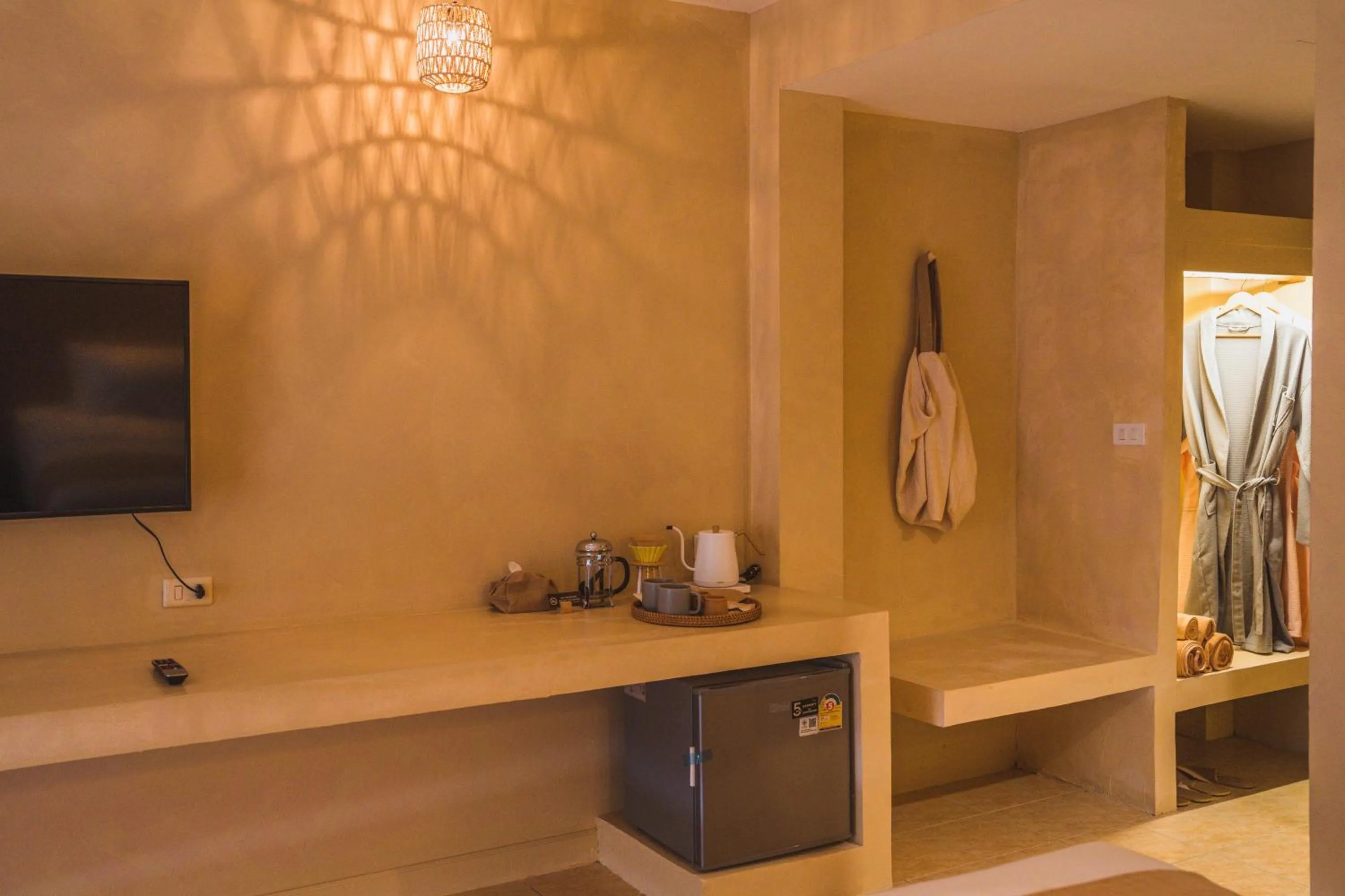 Coffee/tea facilities in Rustic and Blue Getaway