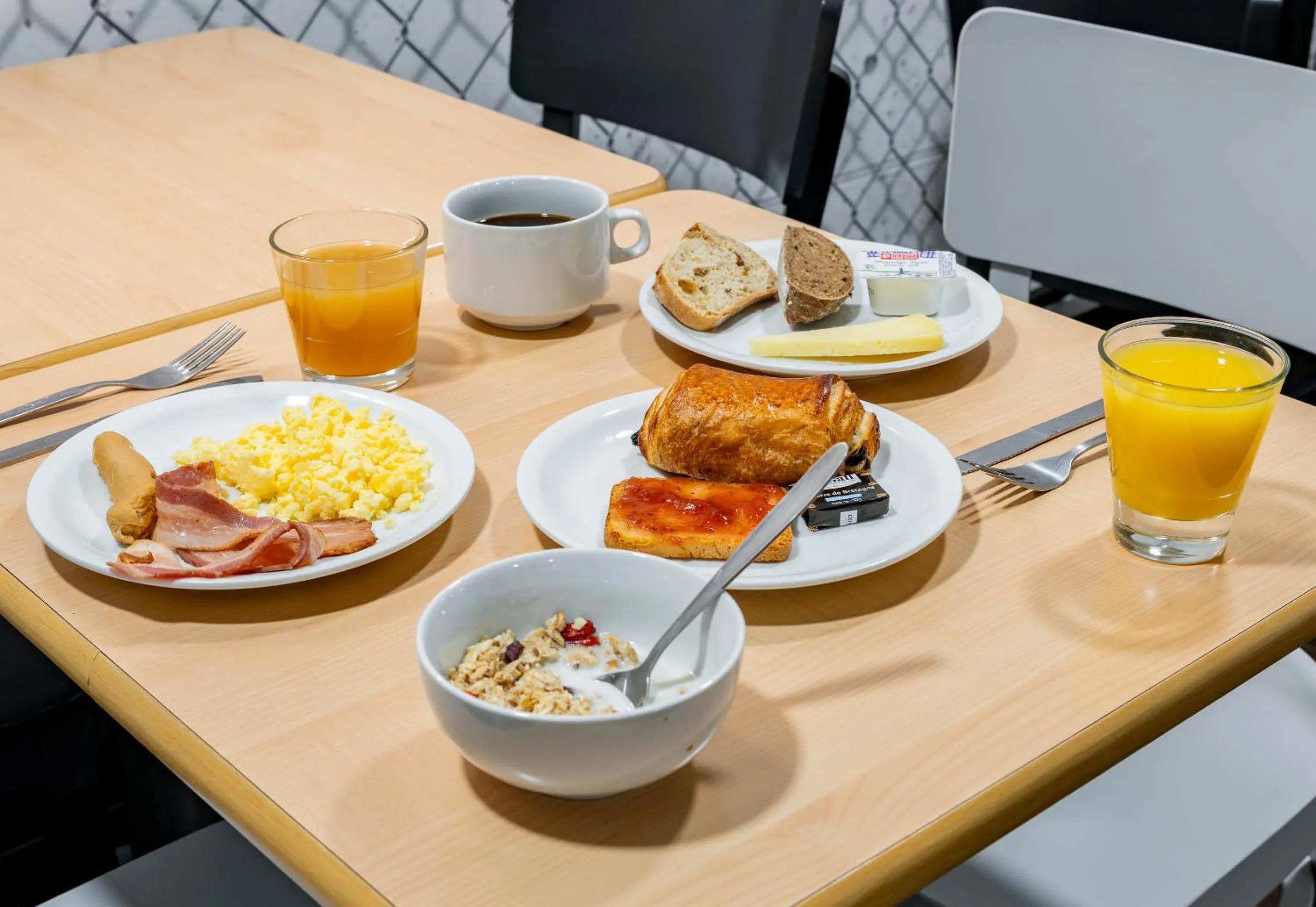 Continental breakfast in B&B HOTEL Valenciennes Sud 3 étoiles