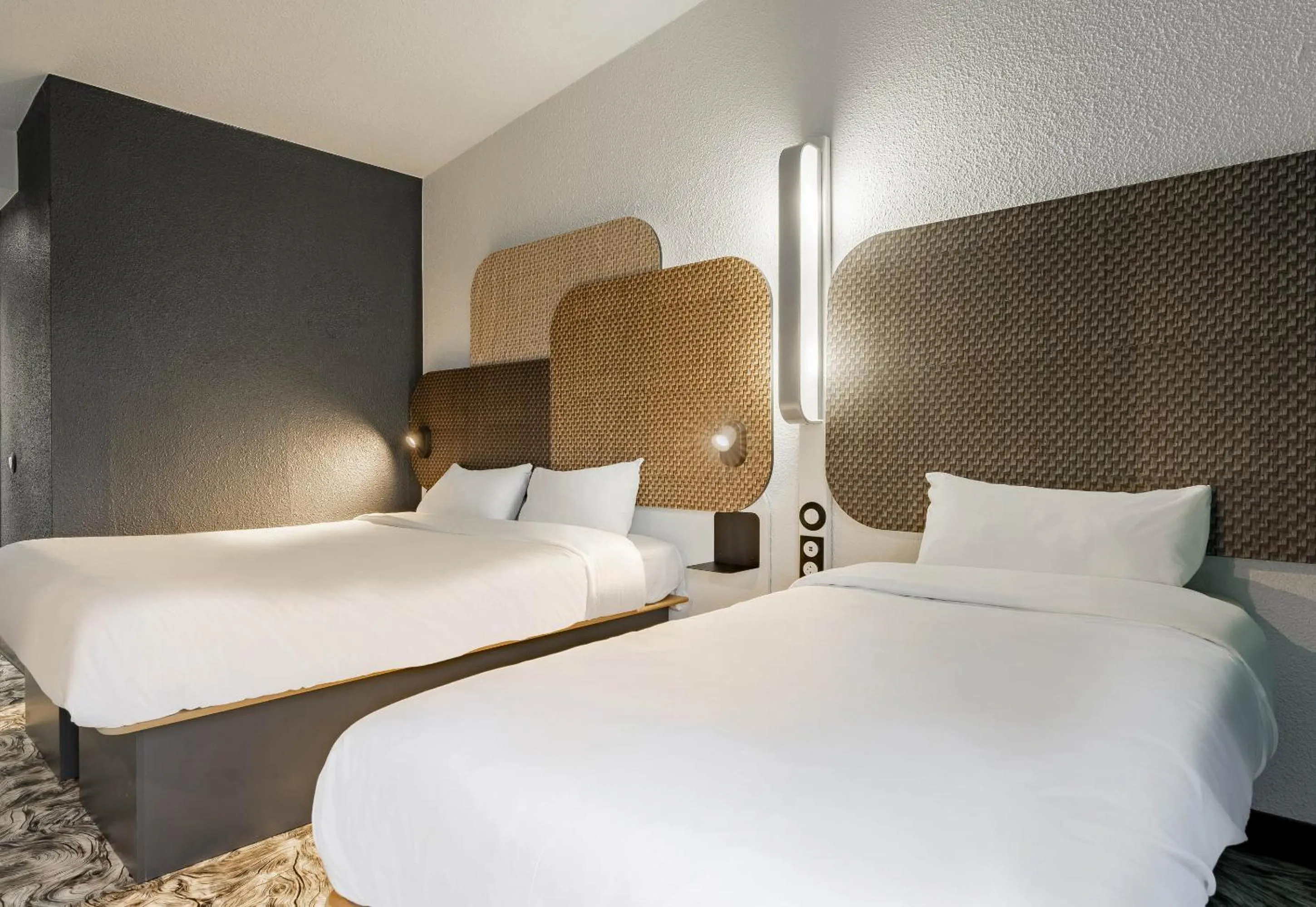 Photo of the whole room, Bed in B&B HOTEL Valenciennes Sud 3 étoiles