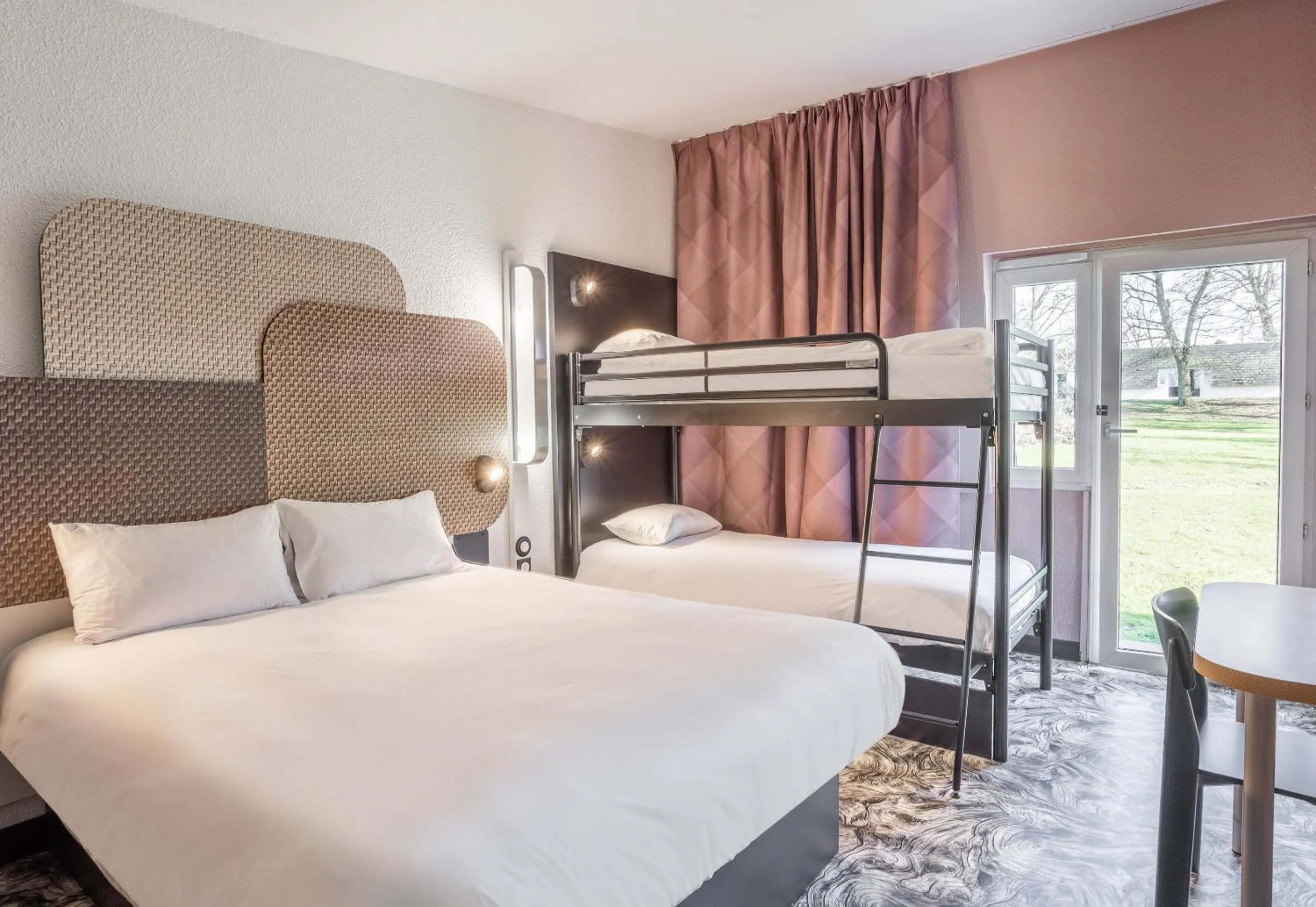 Photo of the whole room, Bed in B&B HOTEL Valenciennes Sud 3 étoiles