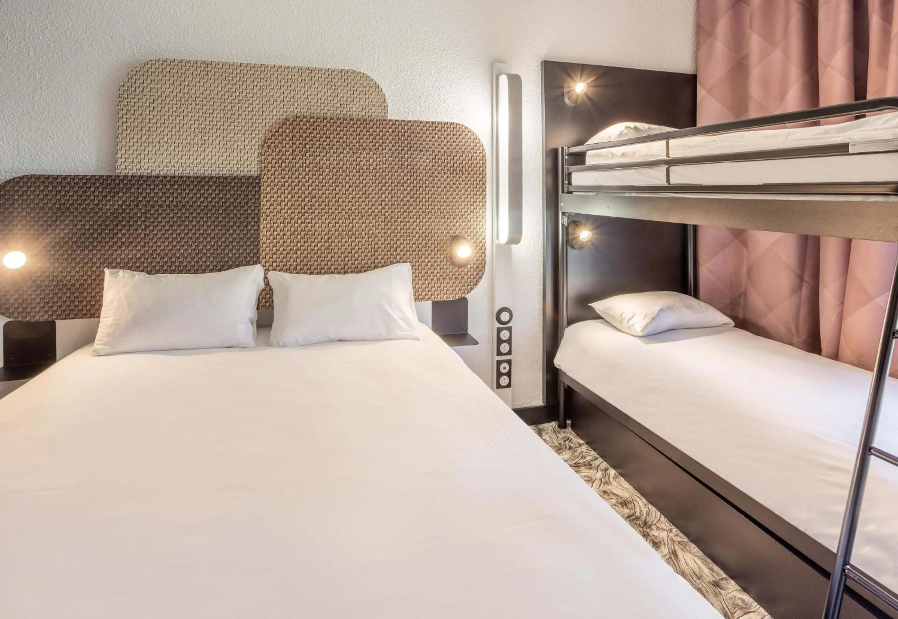 Photo of the whole room, Bed in B&B HOTEL Valenciennes Sud 3 étoiles