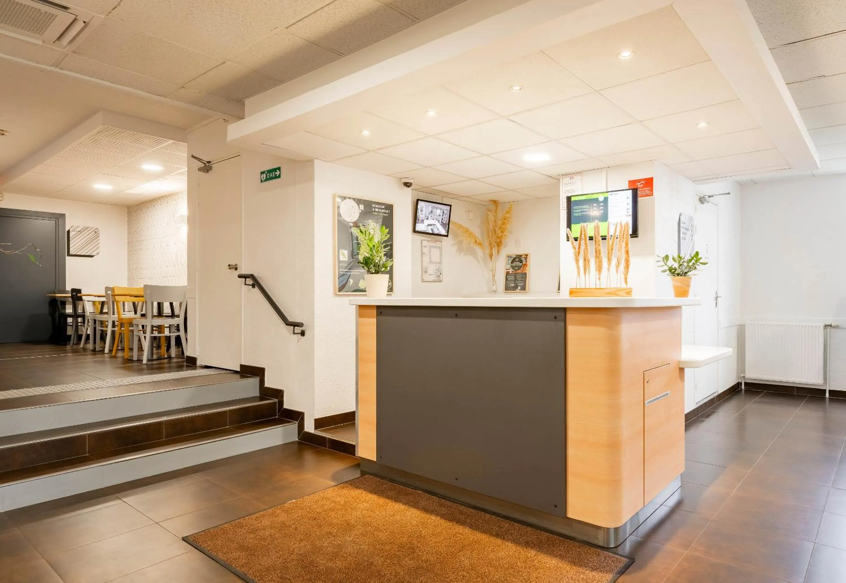 Lobby or reception in B&B HOTEL Valenciennes Sud 3 étoiles