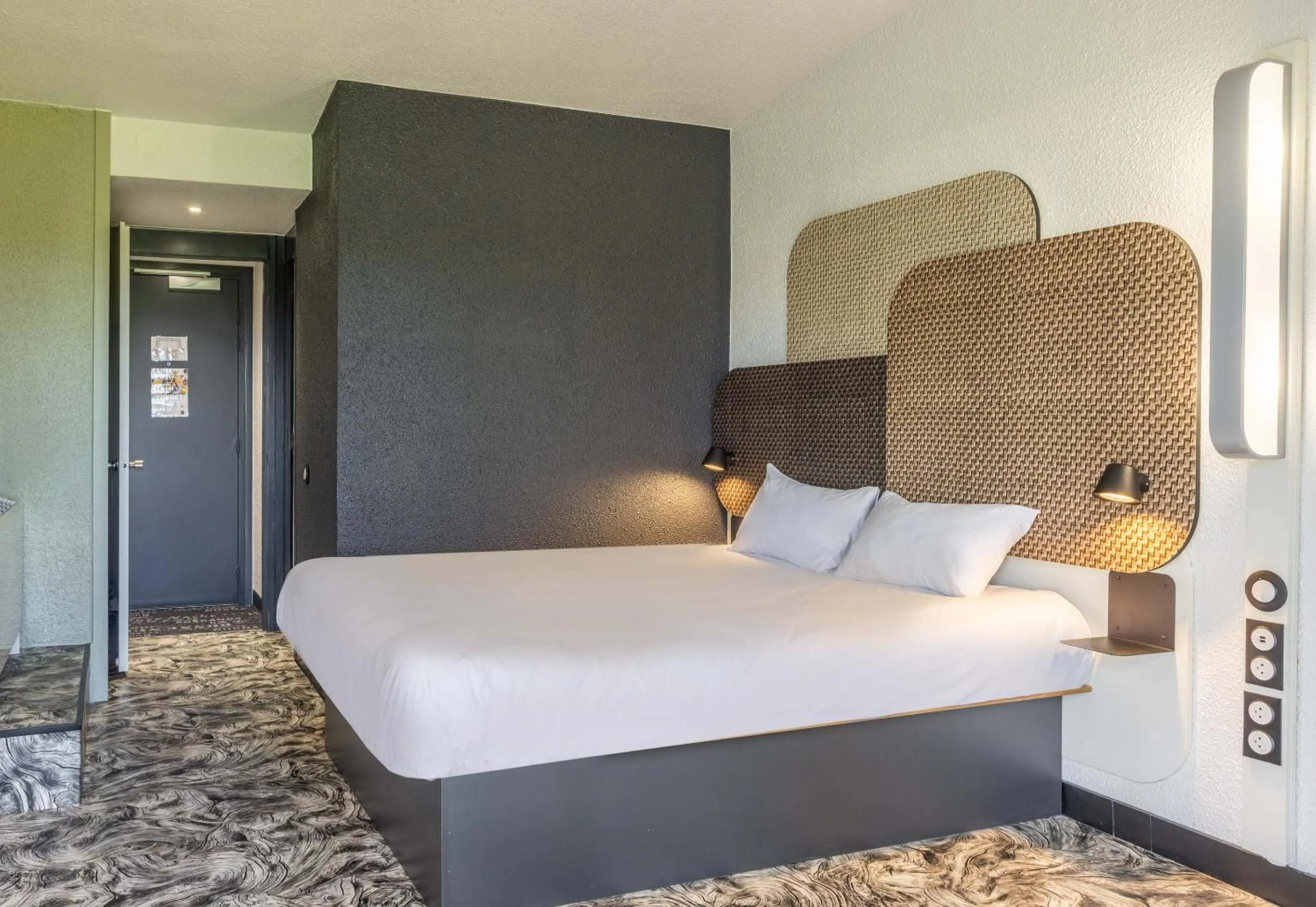 Photo of the whole room, Bed in B&B HOTEL Valenciennes Sud 3 étoiles