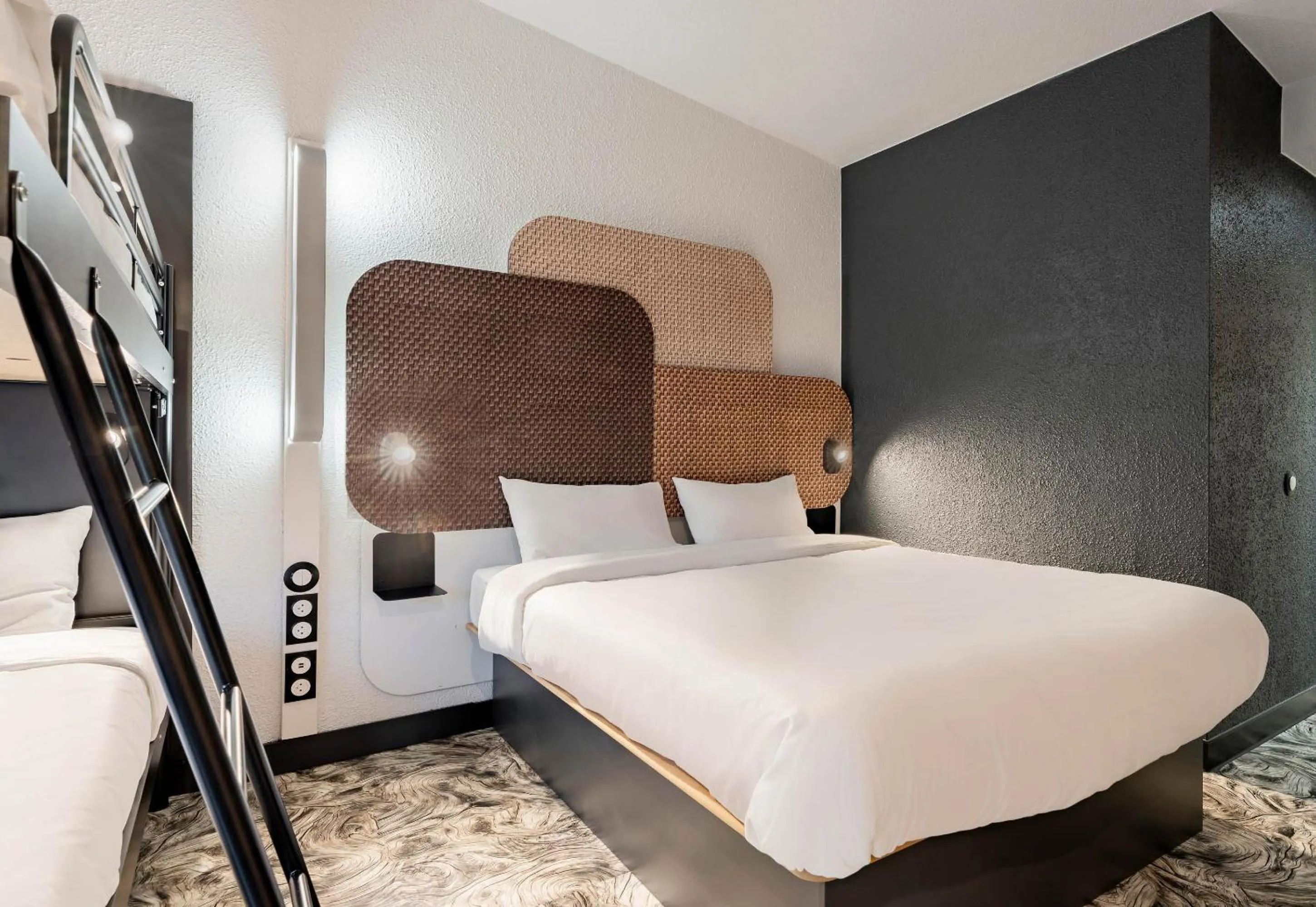 Photo of the whole room, Bed in B&B HOTEL Valenciennes Sud 3 étoiles