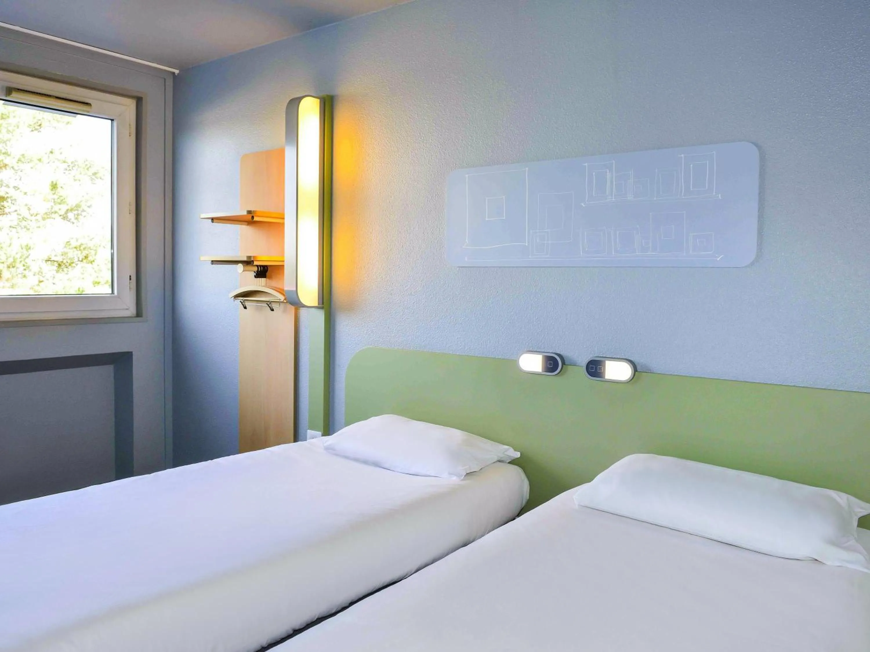 Bedroom, Bed in ibis budget Bordeaux Lac