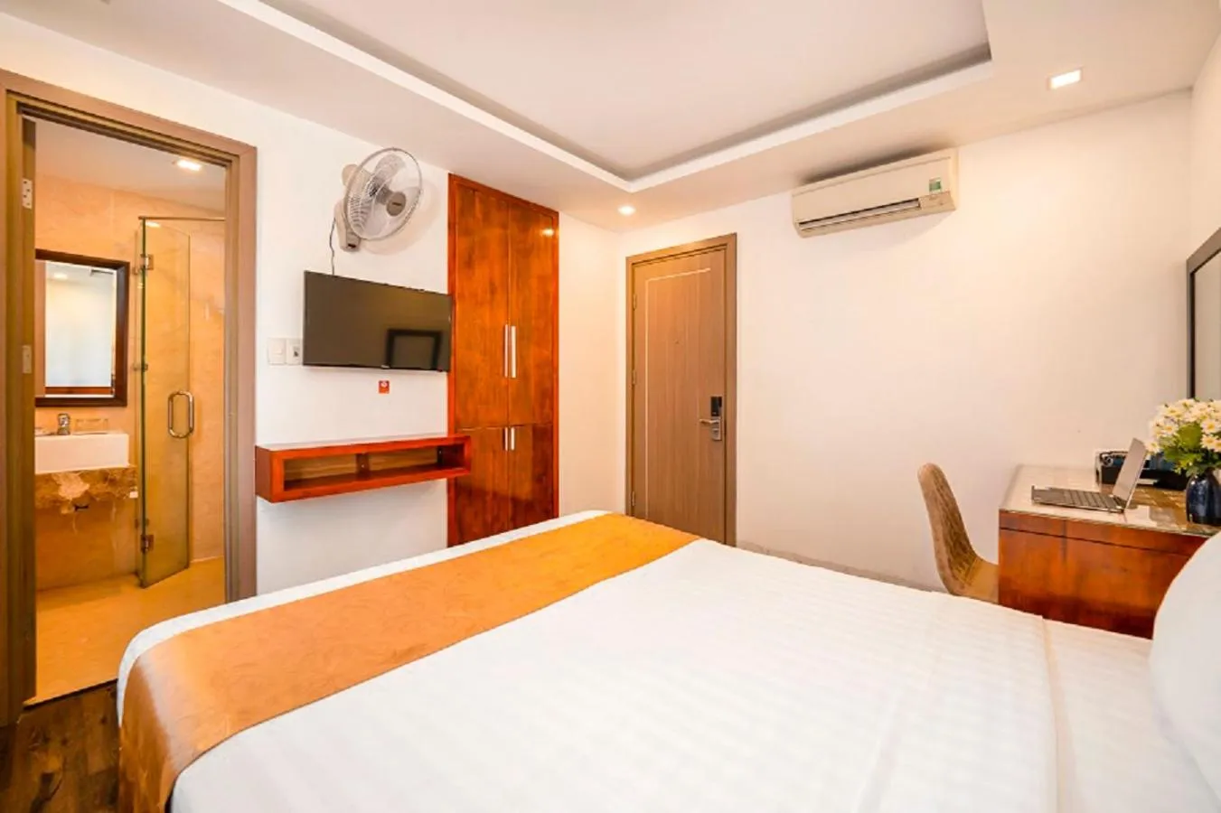 Communal lounge/ TV room, Bed in Waikiki Beach Hotel Da Nang