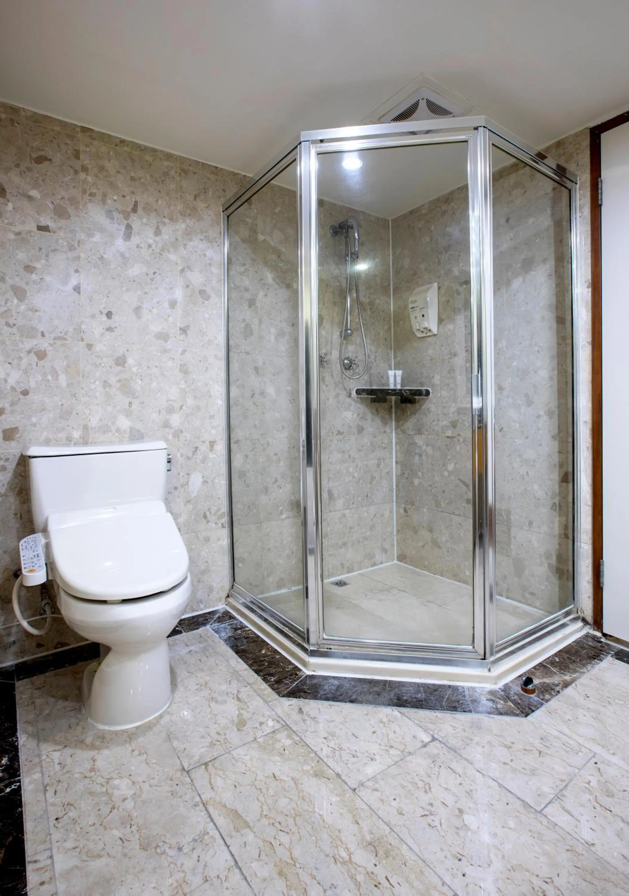 Toilet in The Carlton Hotel Hsinchu