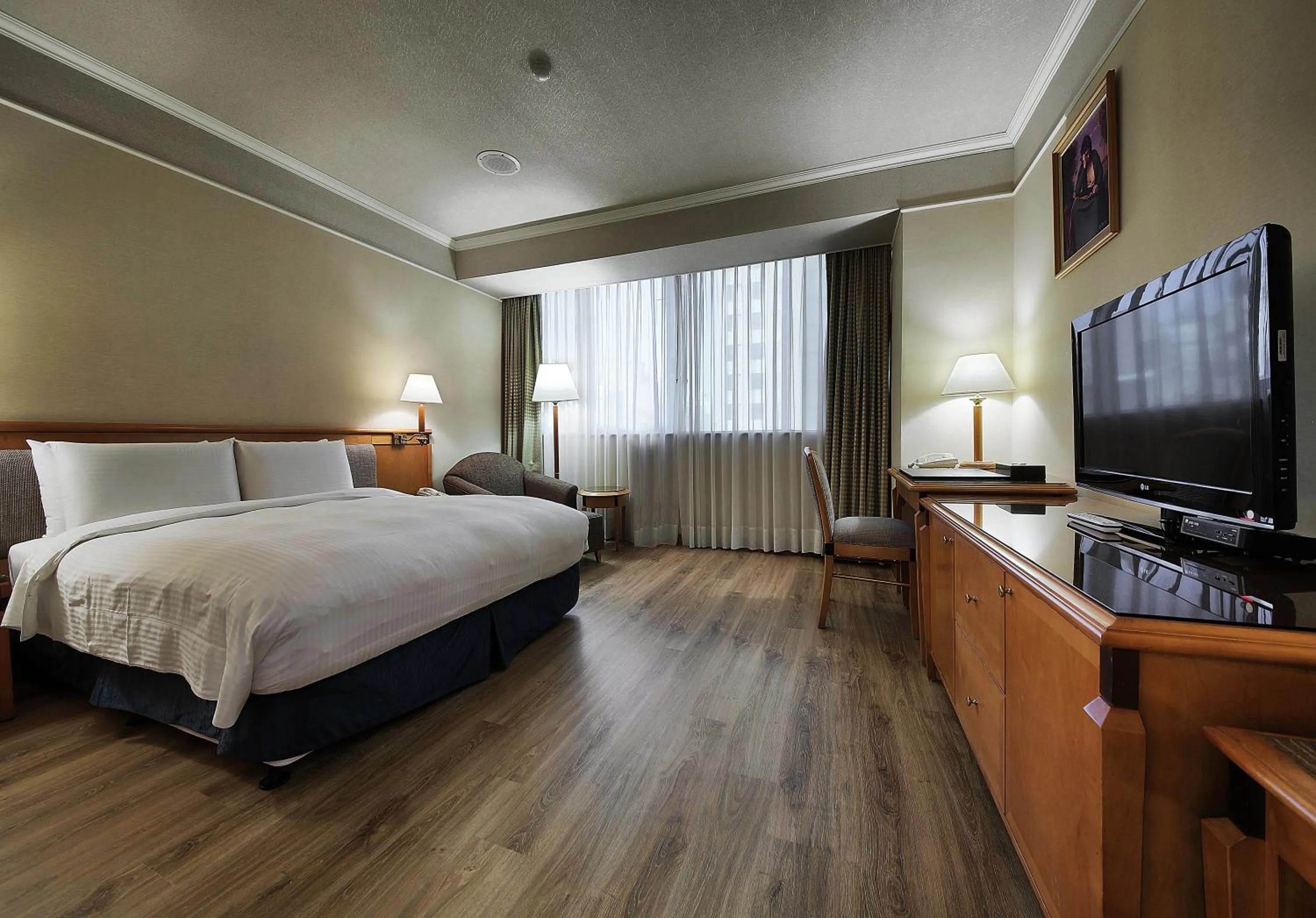 Photo of the whole room, Bed in The Carlton Hotel Hsinchu