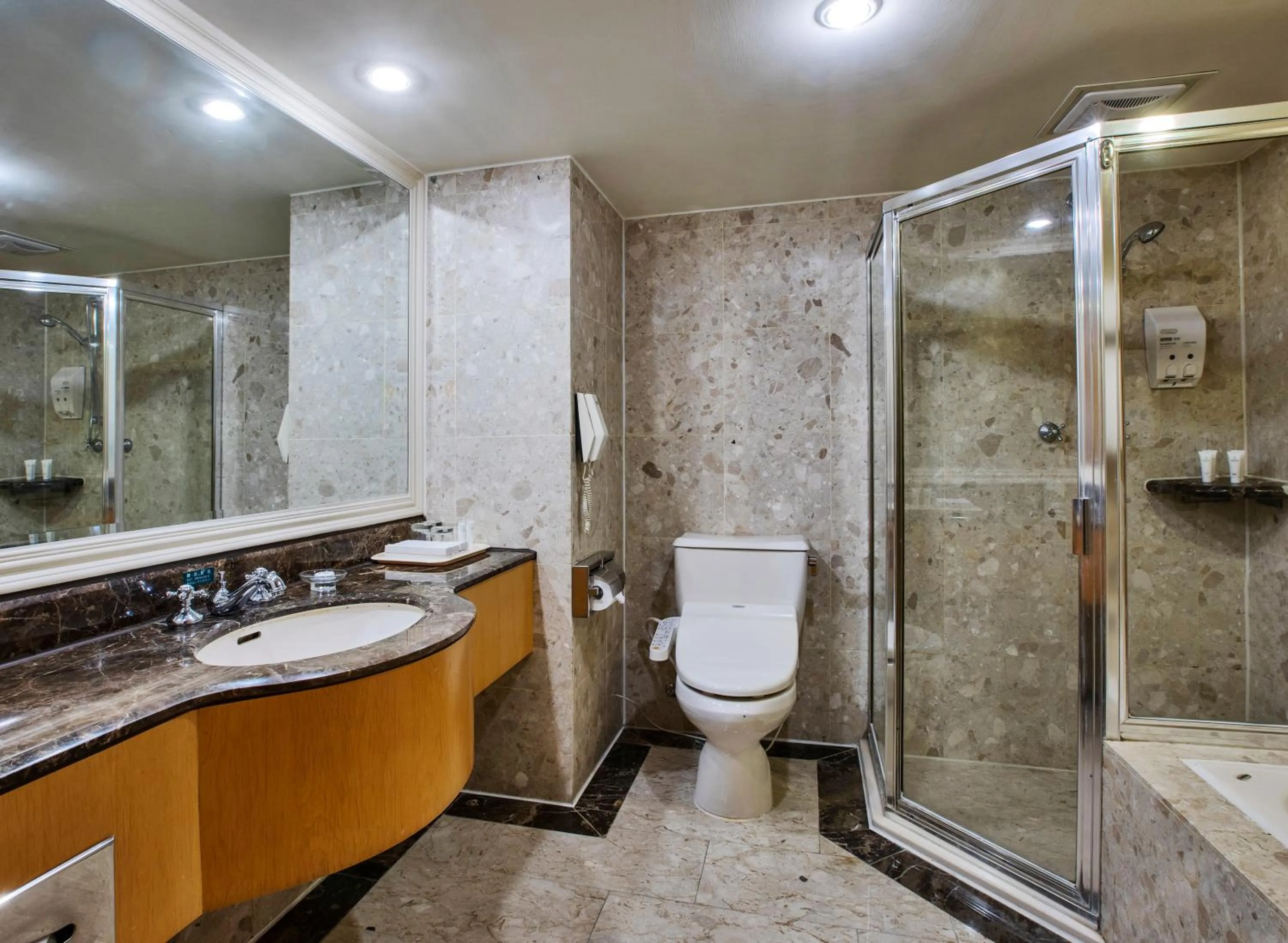 Shower in The Carlton Hotel Hsinchu