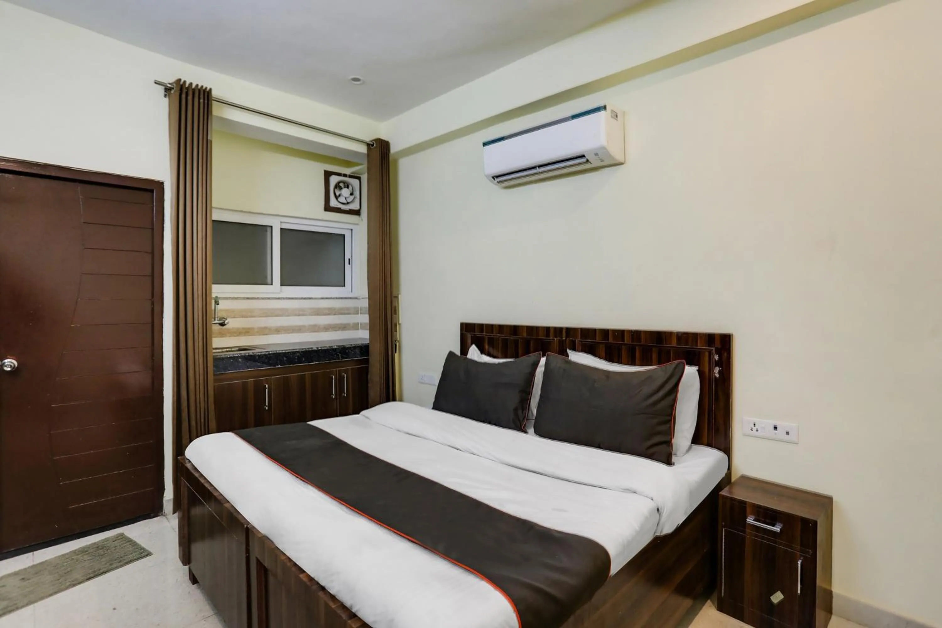 Standard Double Room - single occupancy in Hotel Midtown