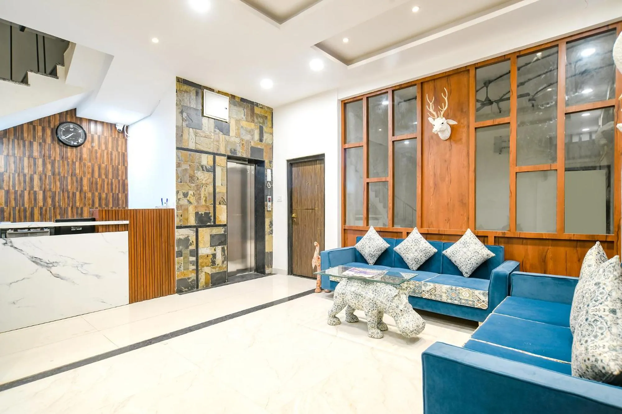 Lobby or reception in FabHotel Suraj Kunj