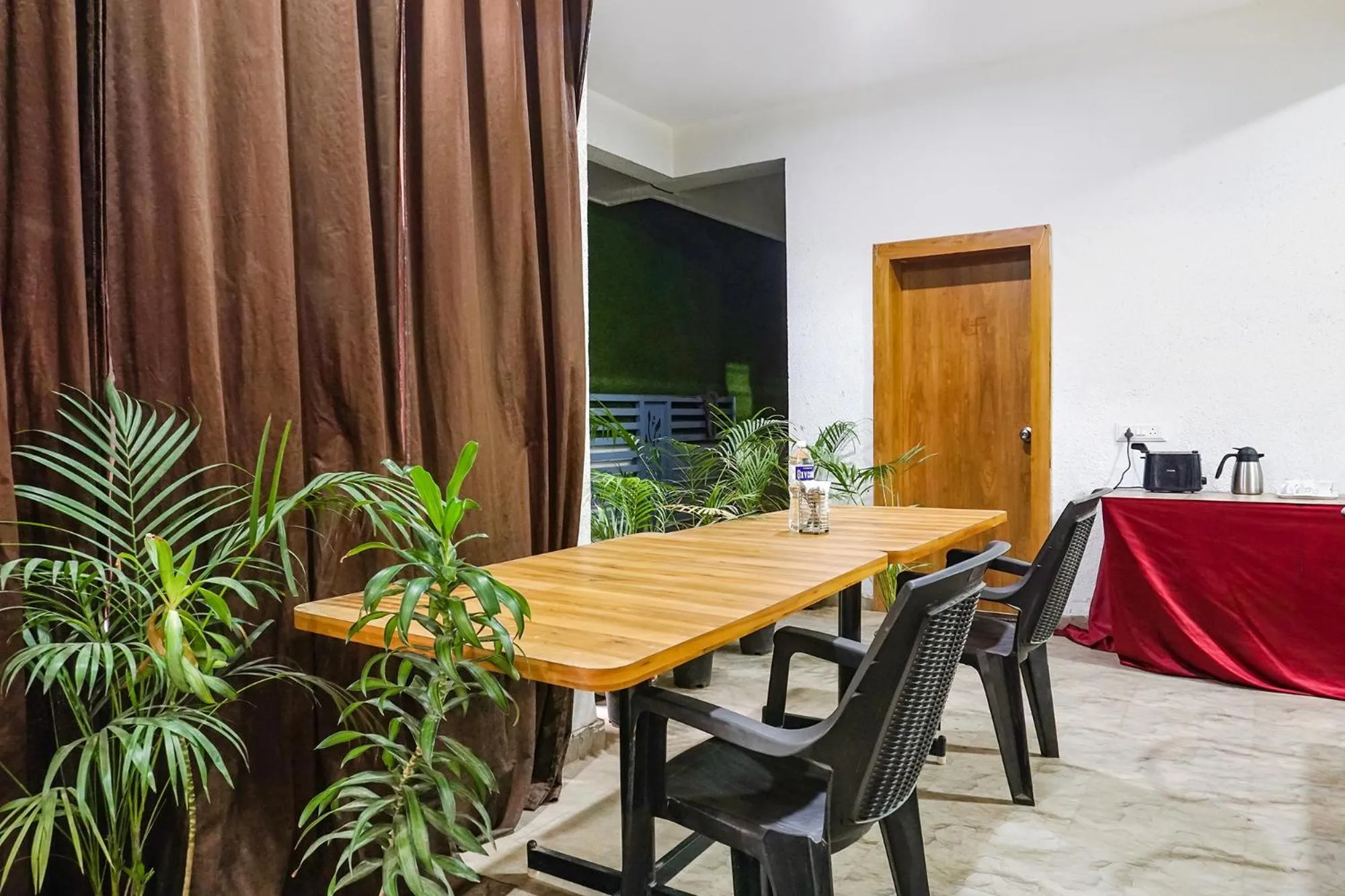 Restaurant/places to eat in FabHotel The White House Inn - EON IT Park