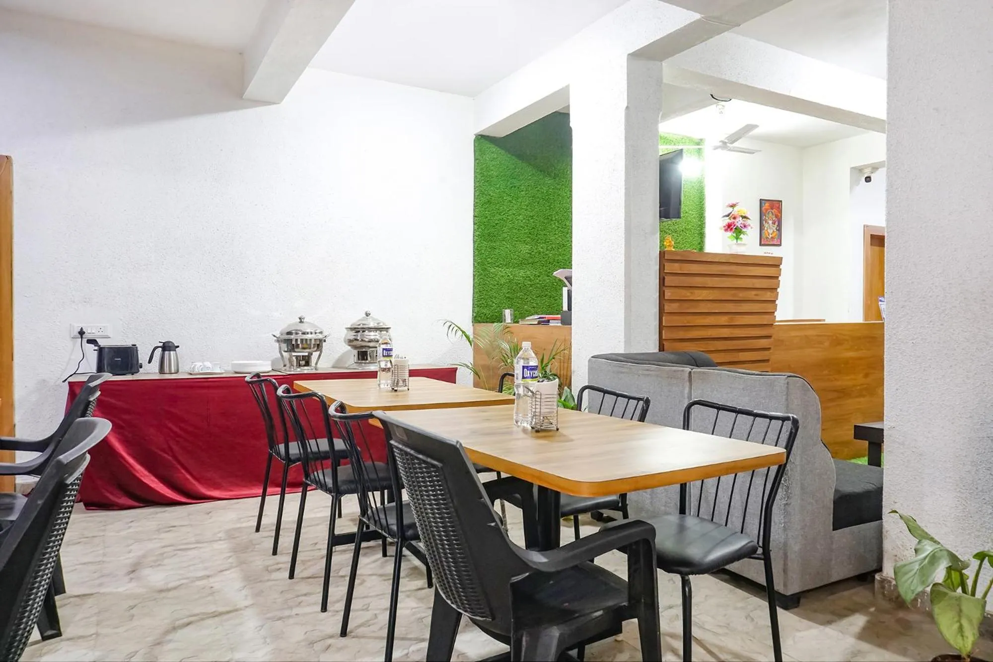 Restaurant/places to eat in FabHotel The White House Inn - EON IT Park