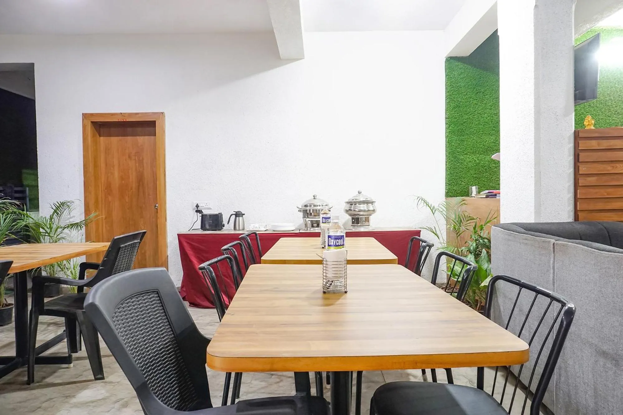 Restaurant/places to eat in FabHotel The White House Inn - EON IT Park