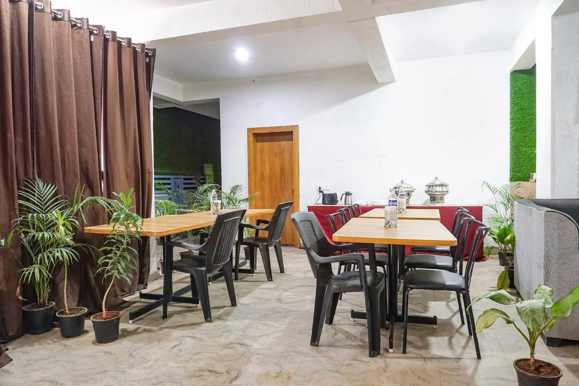 Restaurant/places to eat in FabHotel The White House Inn - EON IT Park