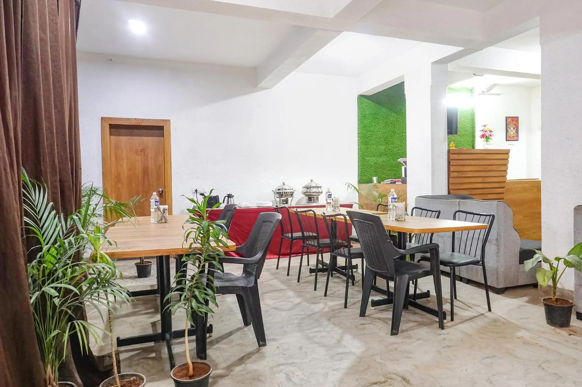 Restaurant/places to eat in FabHotel The White House Inn - EON IT Park