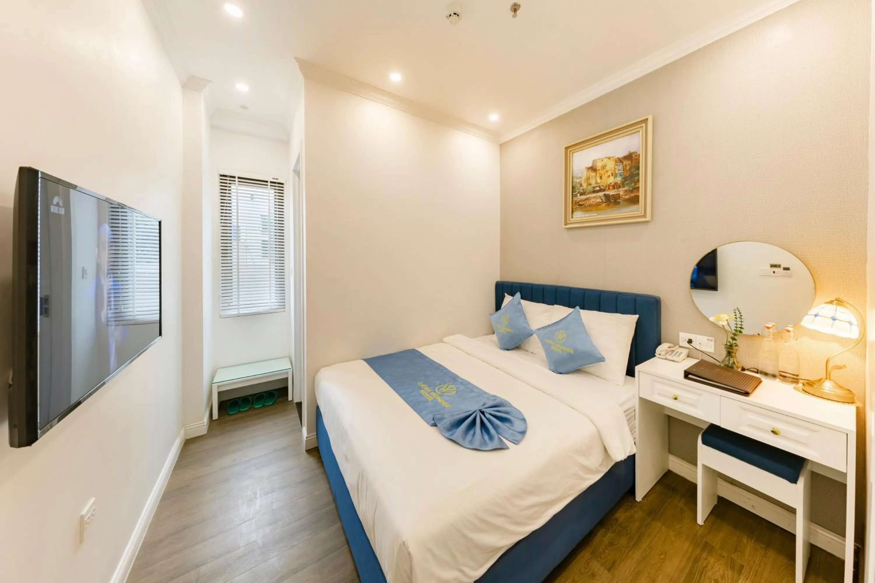 Photo of the whole room, Bed in Cat Ba Wonder Hotel