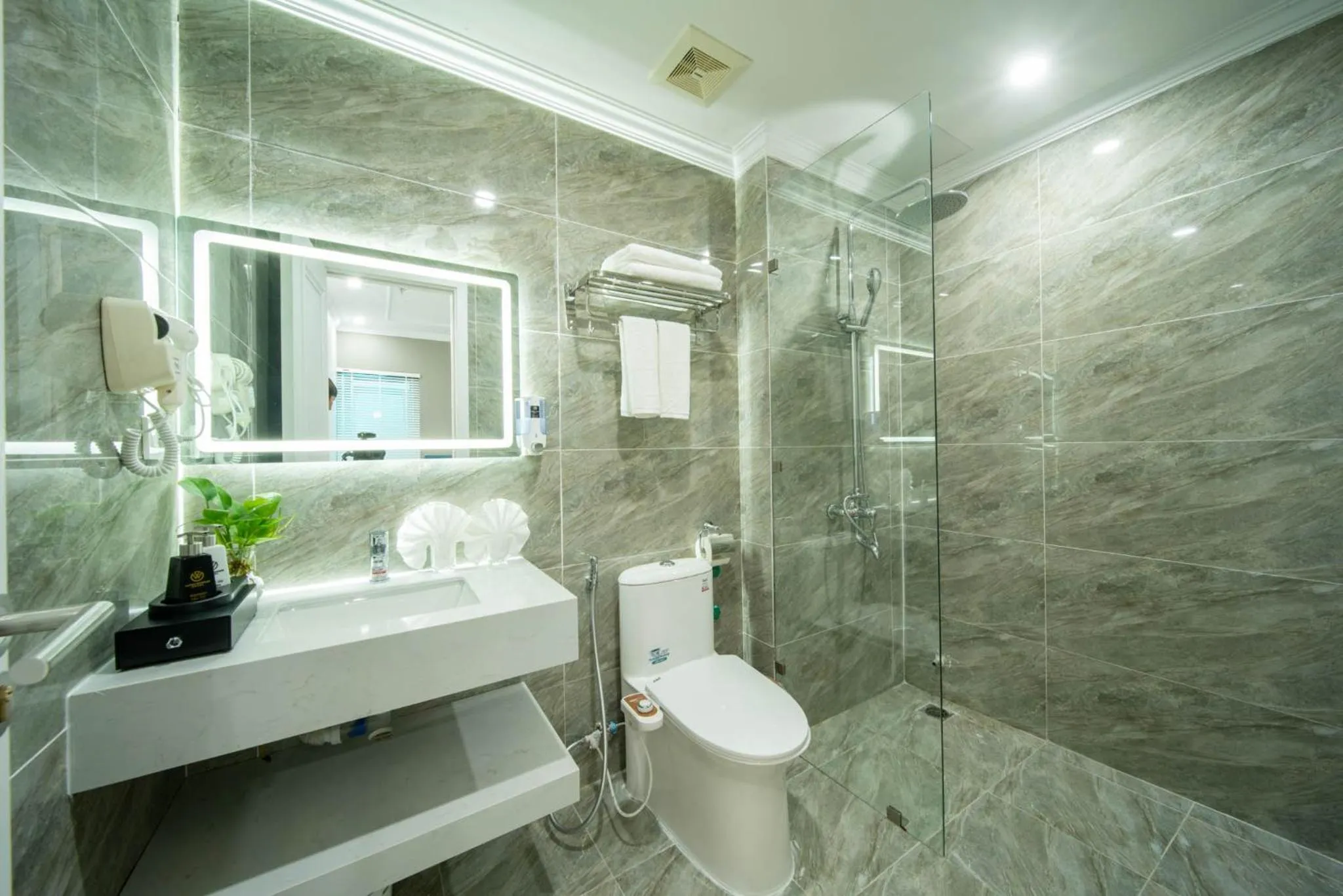 Shower in Cat Ba Wonder Hotel